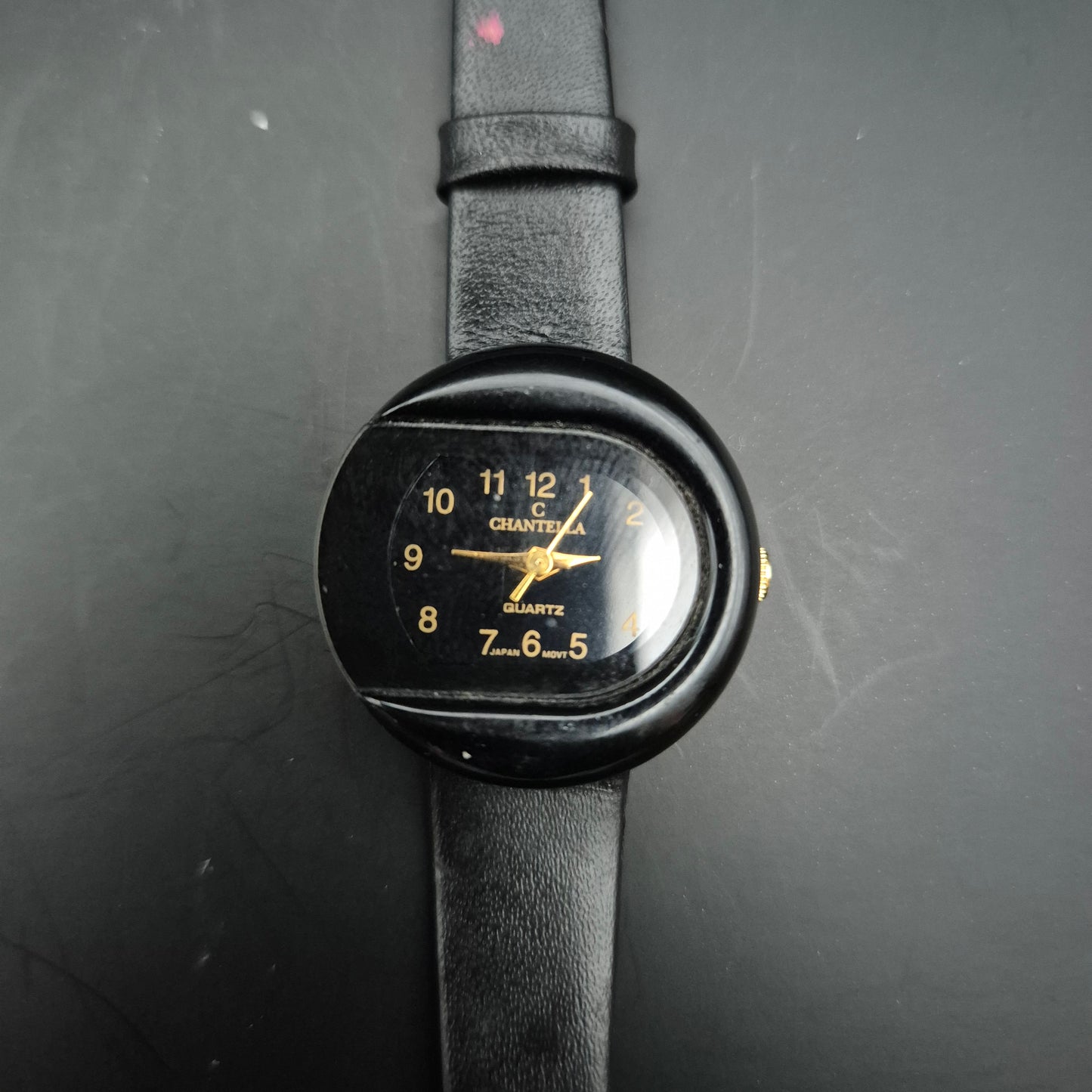 Chantela Damen Uhr – Schwarzes Retro Design mit Lederarmband