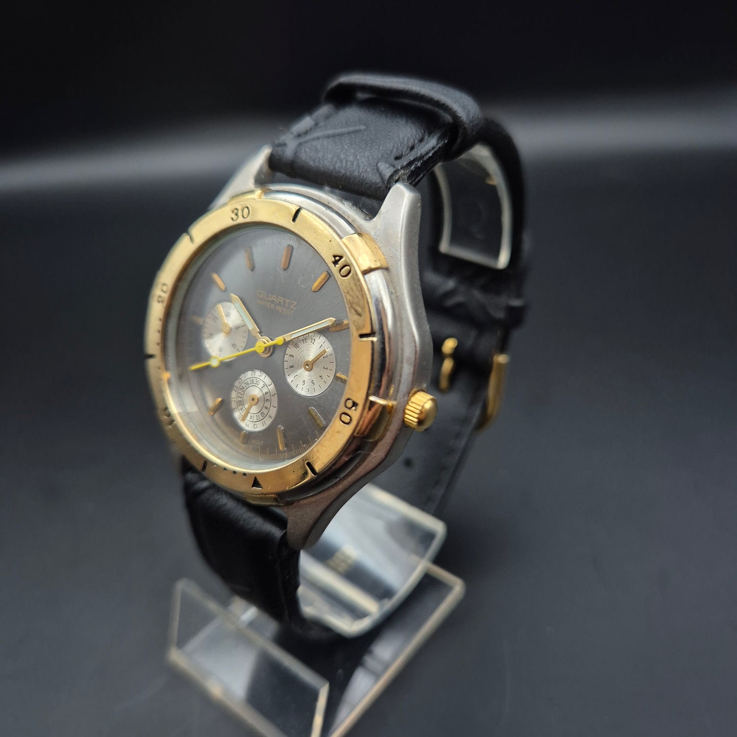 Herren Uhr im Chronograph Look – Schwarzes Lederarmband, sportlich elegant