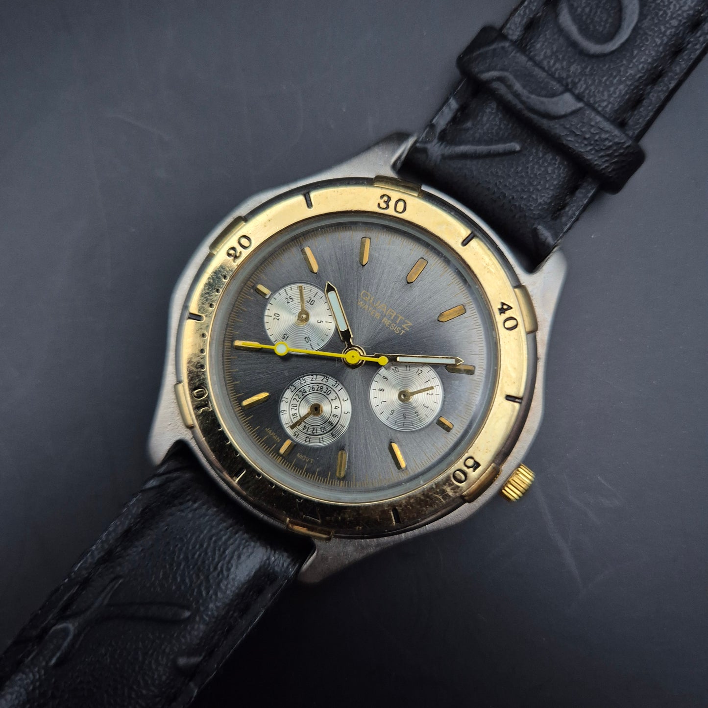 Herren Uhr im Chronograph Look – Schwarzes Lederarmband, sportlich elegant