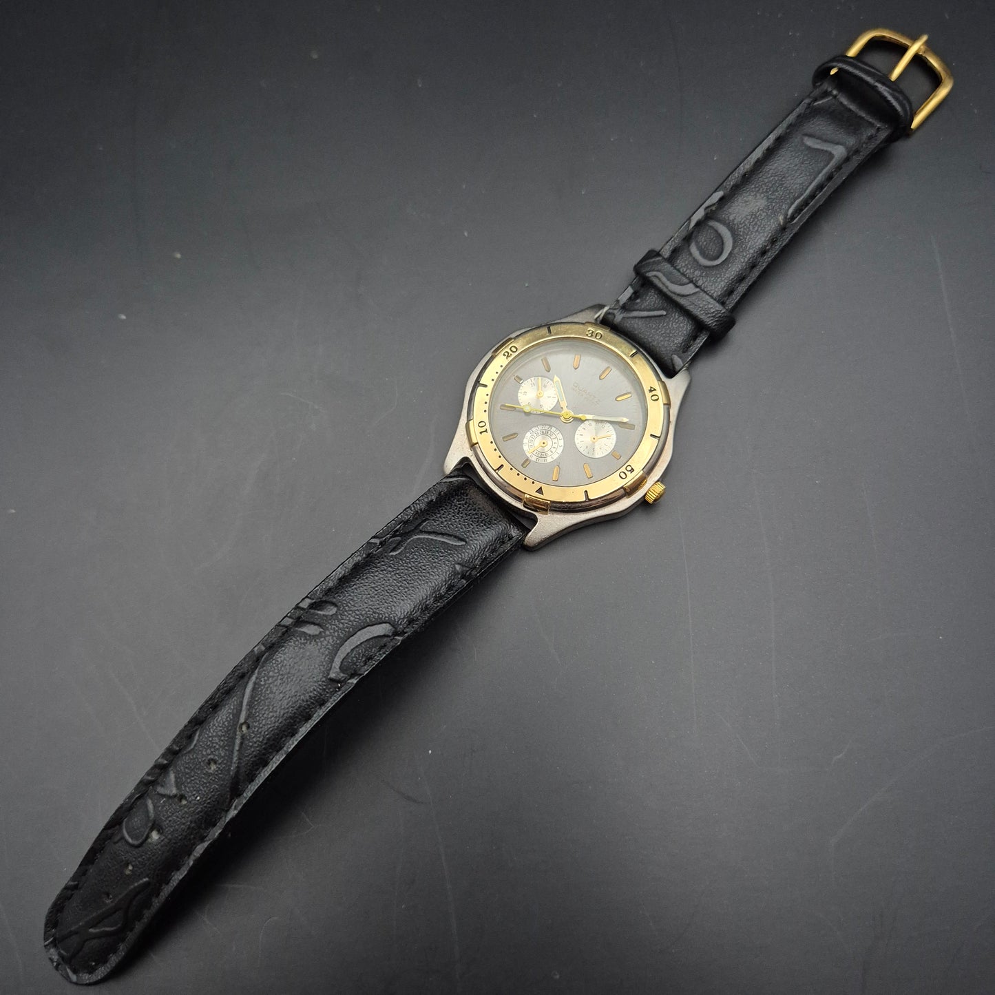 Herren Uhr im Chronograph Look – Schwarzes Lederarmband, sportlich elegant