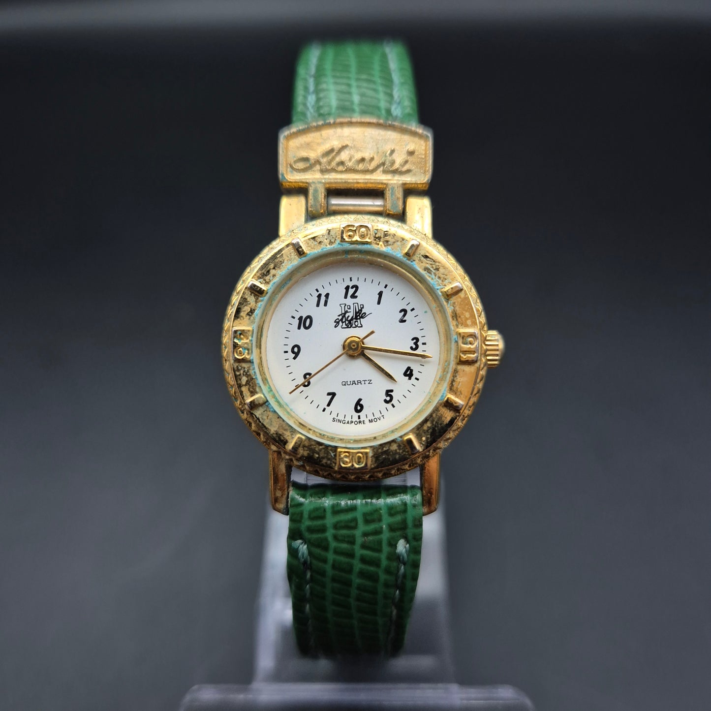 Lipsi Damen Uhr – Vergoldetes Gehäuse mit grünem Lederarmband