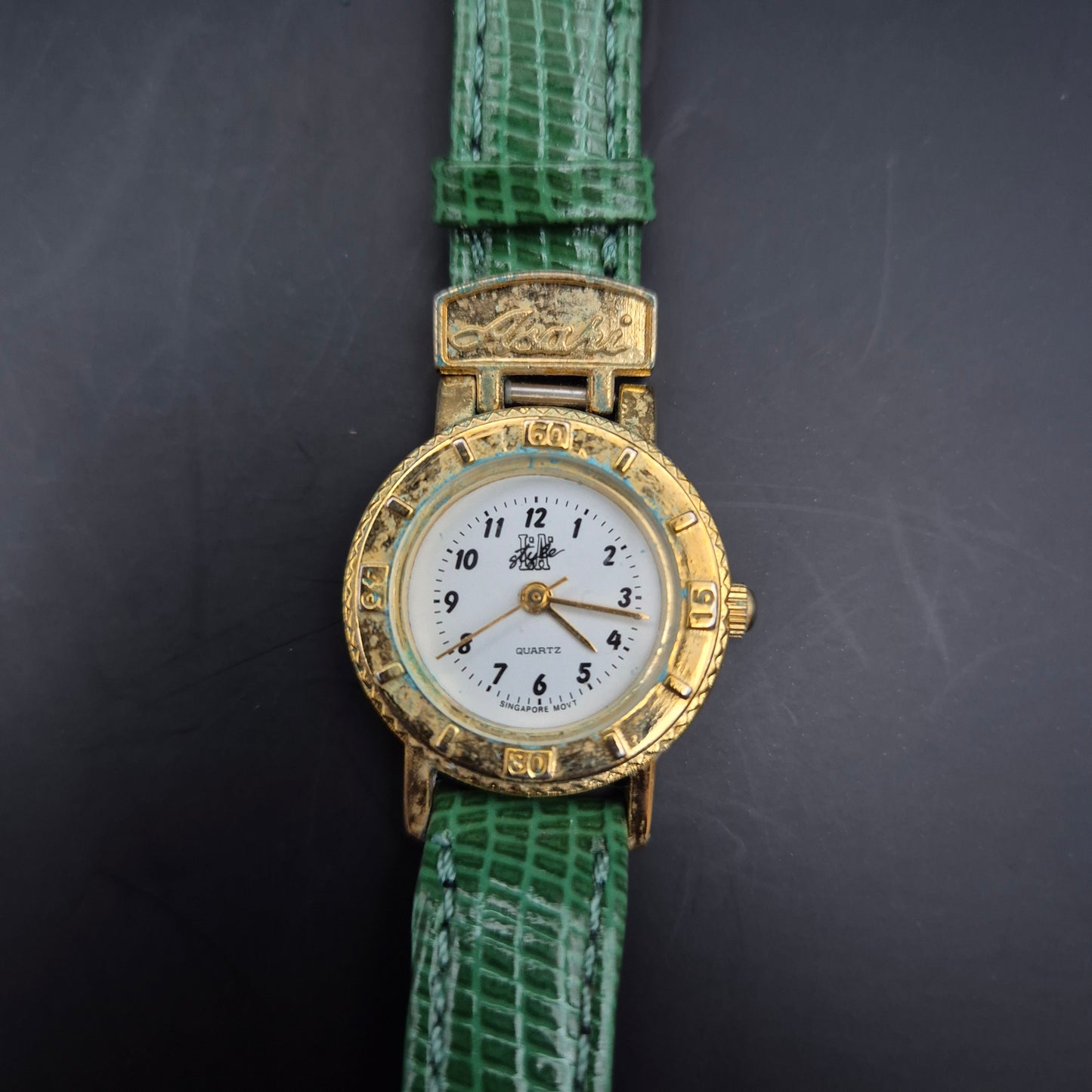 Lipsi Damen Uhr – Vergoldetes Gehäuse mit grünem Lederarmband