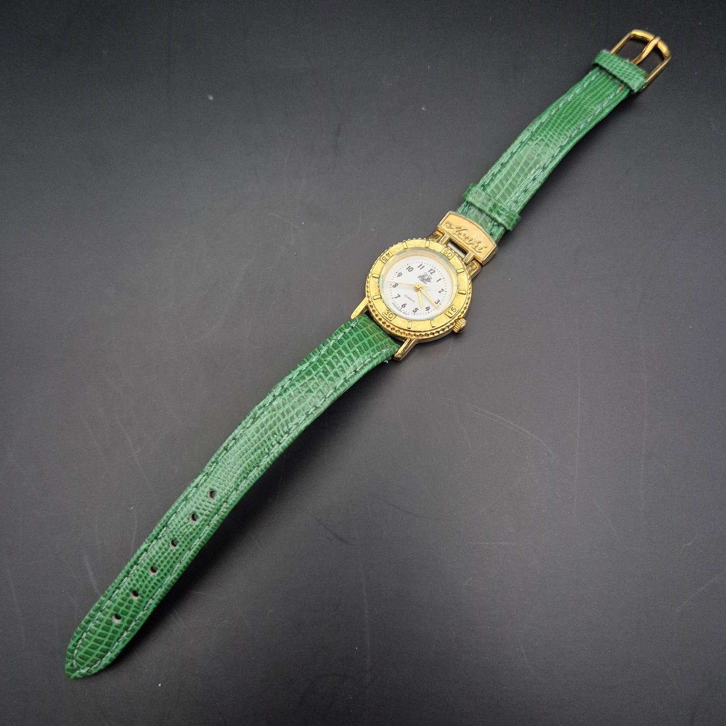 Lipsi Damen Uhr – Vergoldetes Gehäuse mit grünem Lederarmband