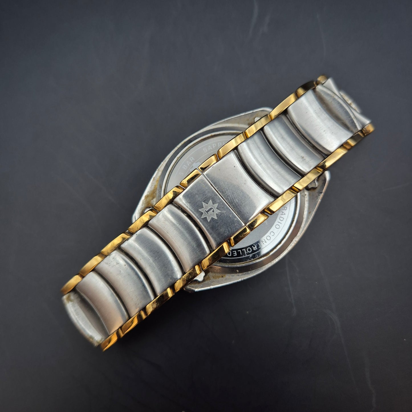 Junghans Mega Herren Uhr – Funkgesteuert mit Zweiton-Design