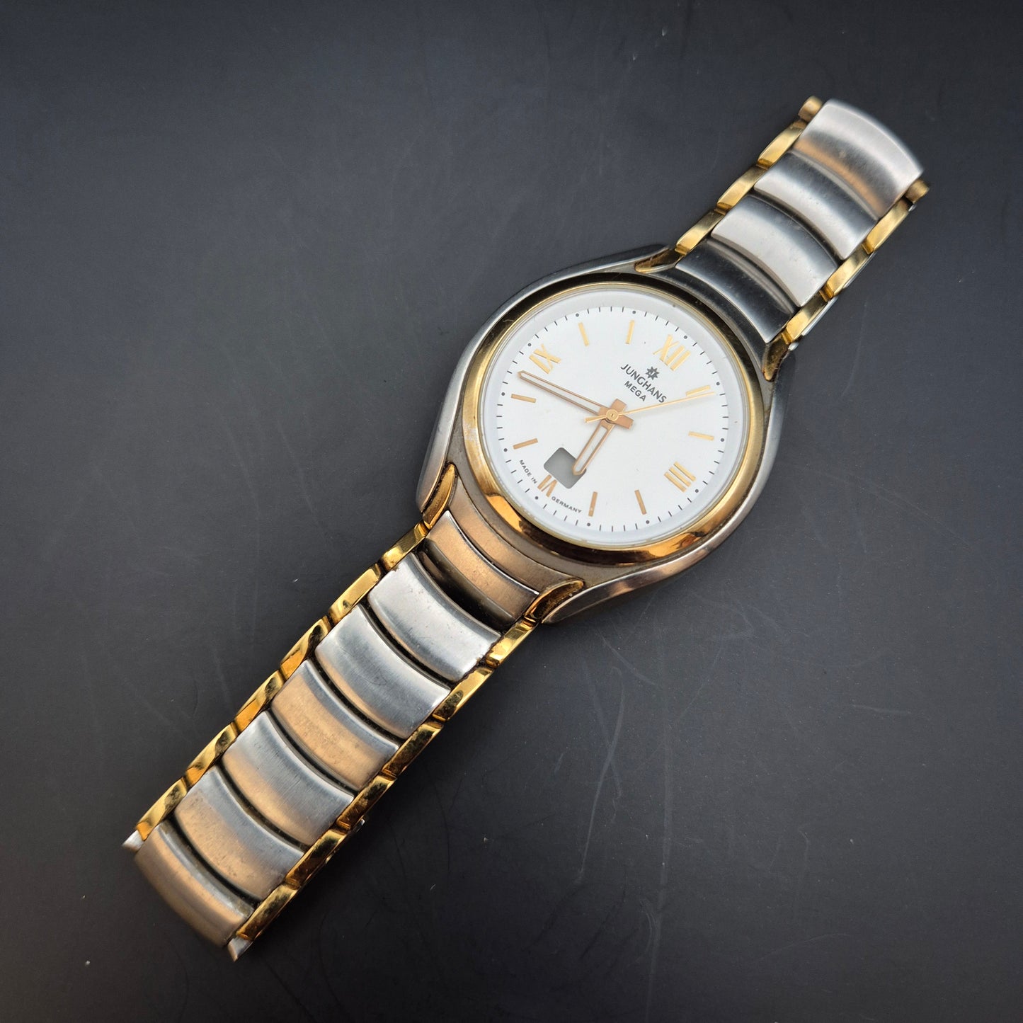 Junghans Mega Herren Uhr – Funkgesteuert mit Zweiton-Design