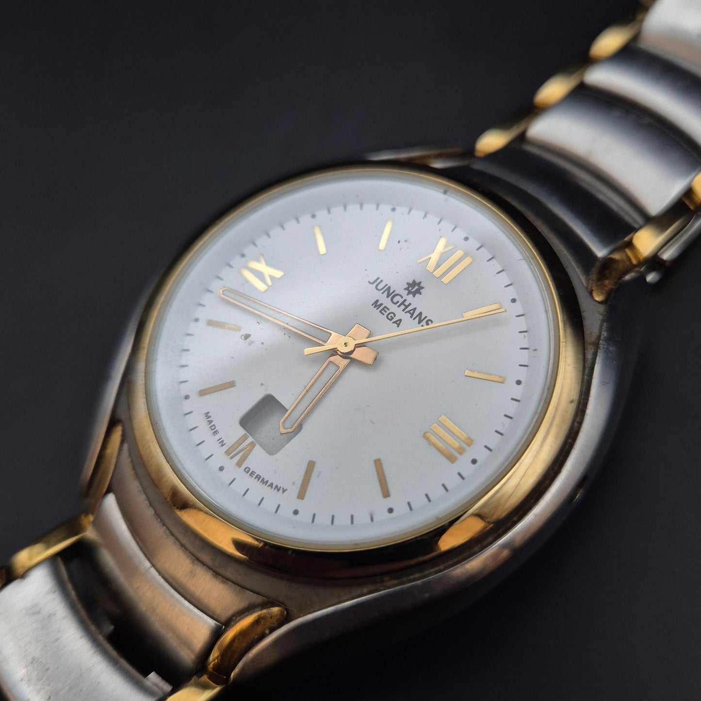 Junghans Mega Herren Uhr – Funkgesteuert mit Zweiton-Design