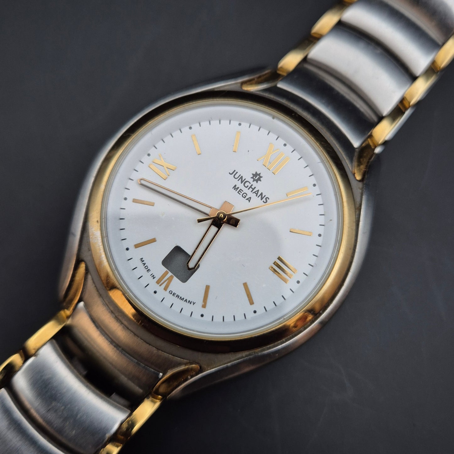 Junghans Mega Herren Uhr – Funkgesteuert mit Zweiton-Design