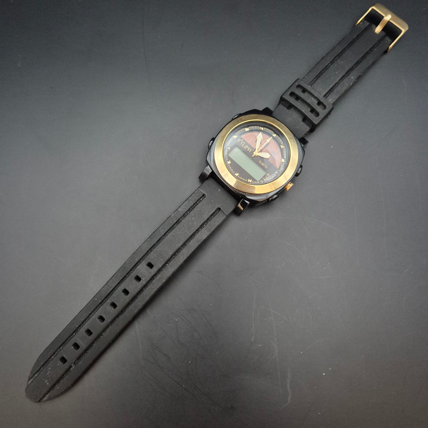 Sportliche Eclipse Sumotu Uhr – Analog-Digital mit Goldakzenten