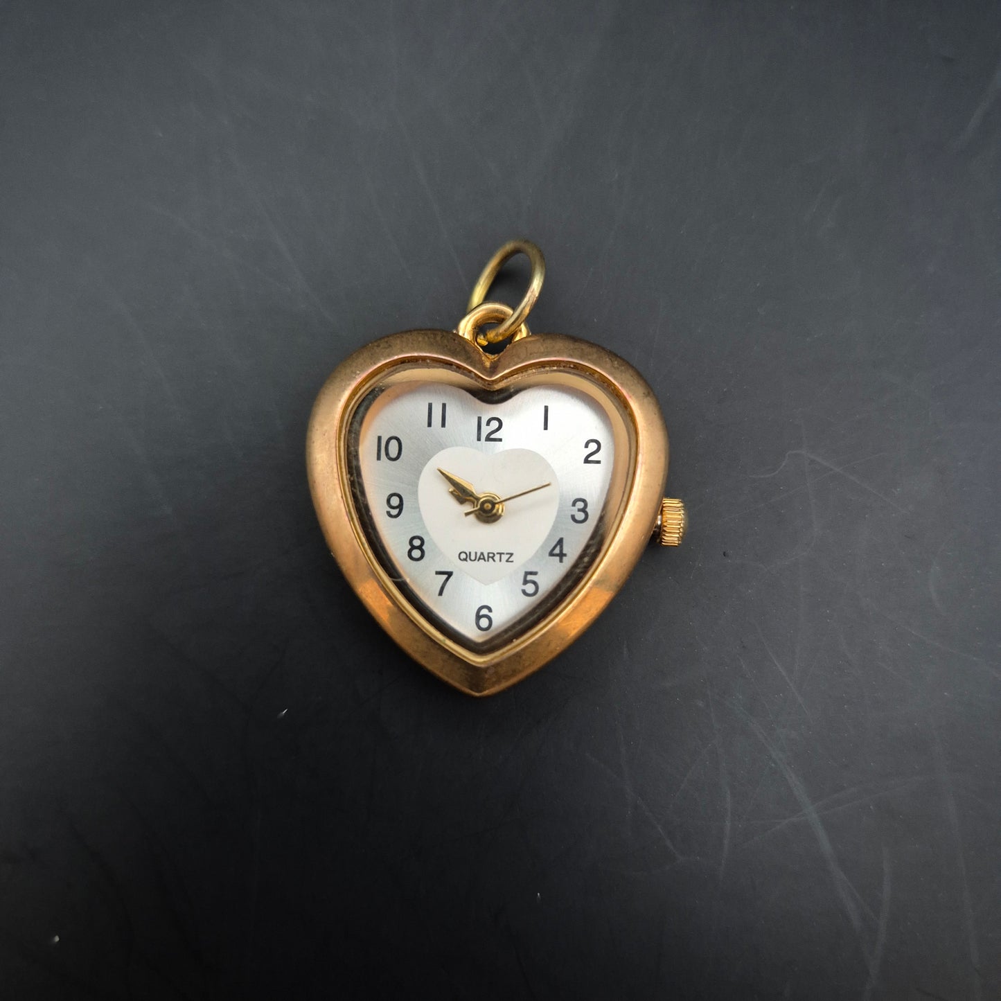 Charmante Herz-Anhänger Uhr – Goldfarben mit Quarzwerk