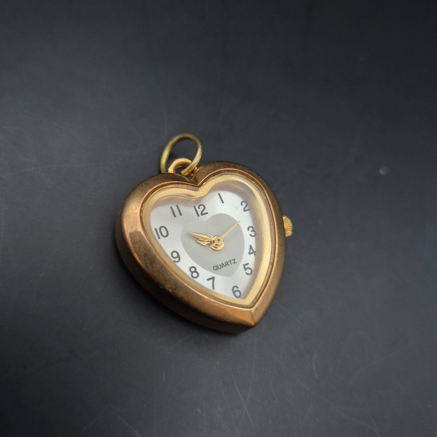 Charmante Herz-Anhänger Uhr – Goldfarben mit Quarzwerk