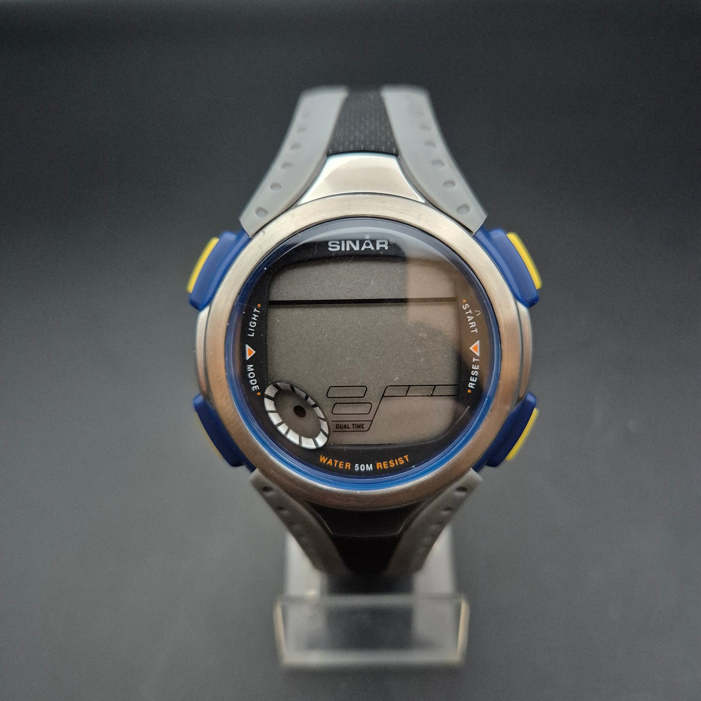 Robuste SINAR Digital Uhr – Sportlich & Wasserdicht (5 BAR)