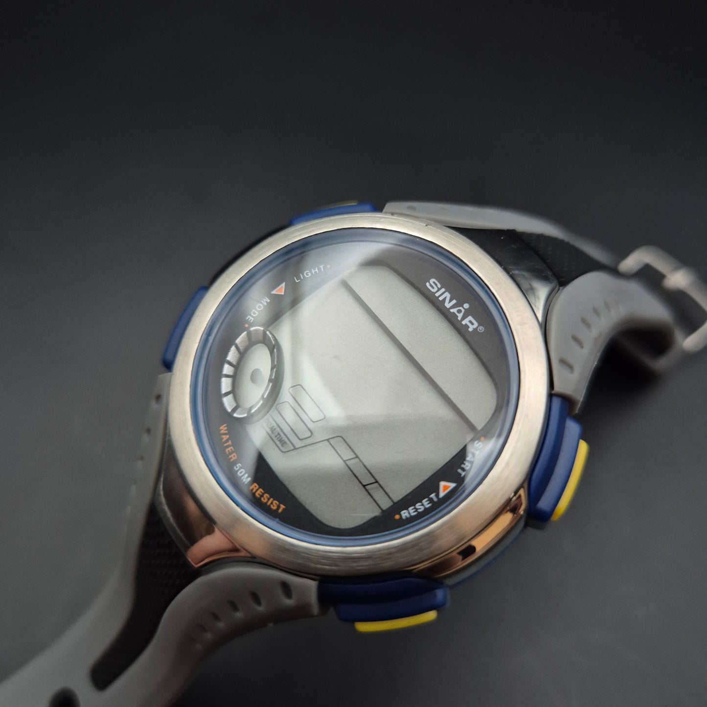 Robuste SINAR Digital Uhr – Sportlich & Wasserdicht (5 BAR)