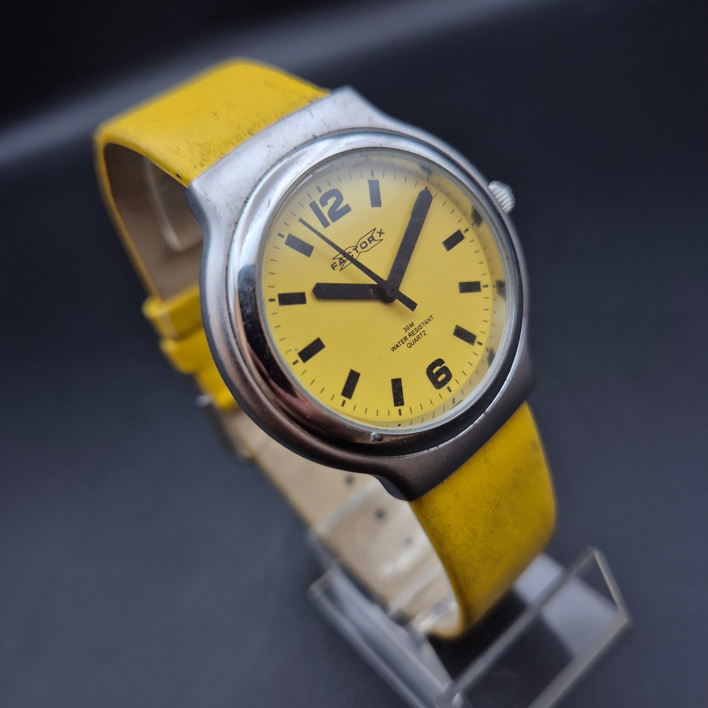 Auffällige Factor X Unisex Uhr – Gelbes Design, 30M Water Resistant