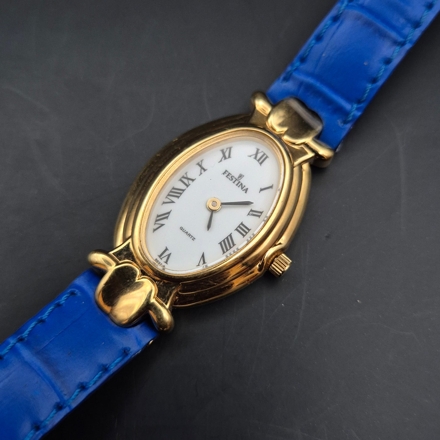 Elegante Festina Damen Uhr – Gold & Blau mit ovalem Gehäuse
