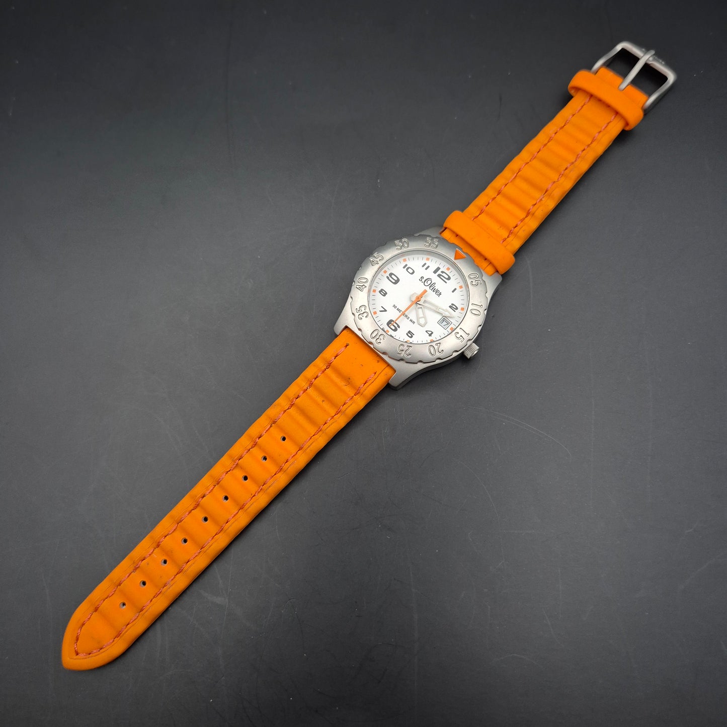 Sportliche S. Oliver Unisex Uhr – Orange & Weiß mit Datum