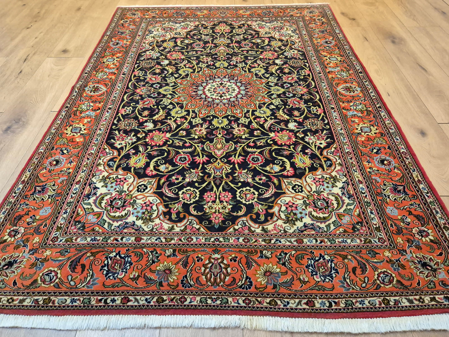 Ghom Teppich Korkwolle Medaillon feine Blumenornamente