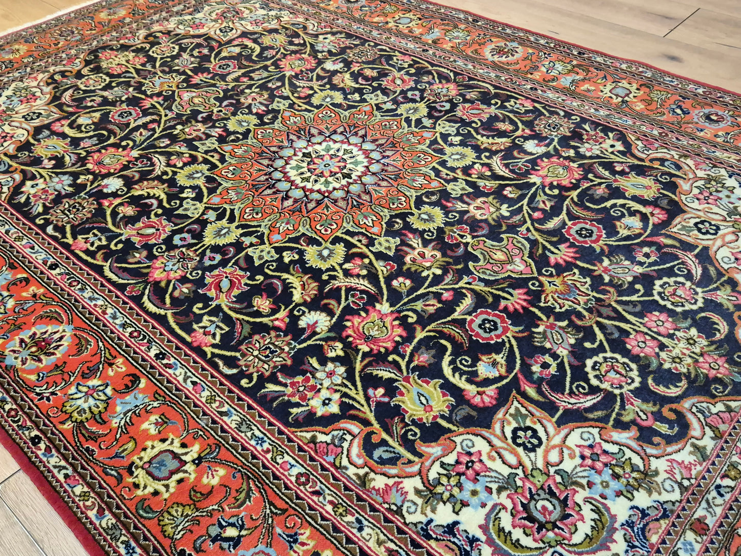 Ghom Teppich Korkwolle Medaillon feine Blumenornamente