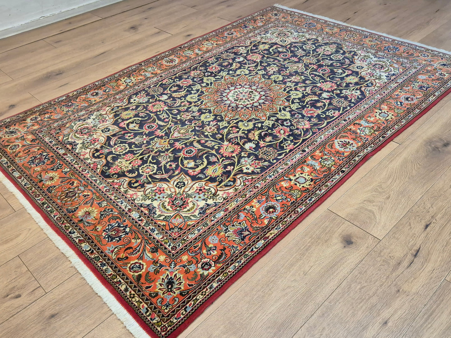 Ghom Teppich Korkwolle Medaillon feine Blumenornamente