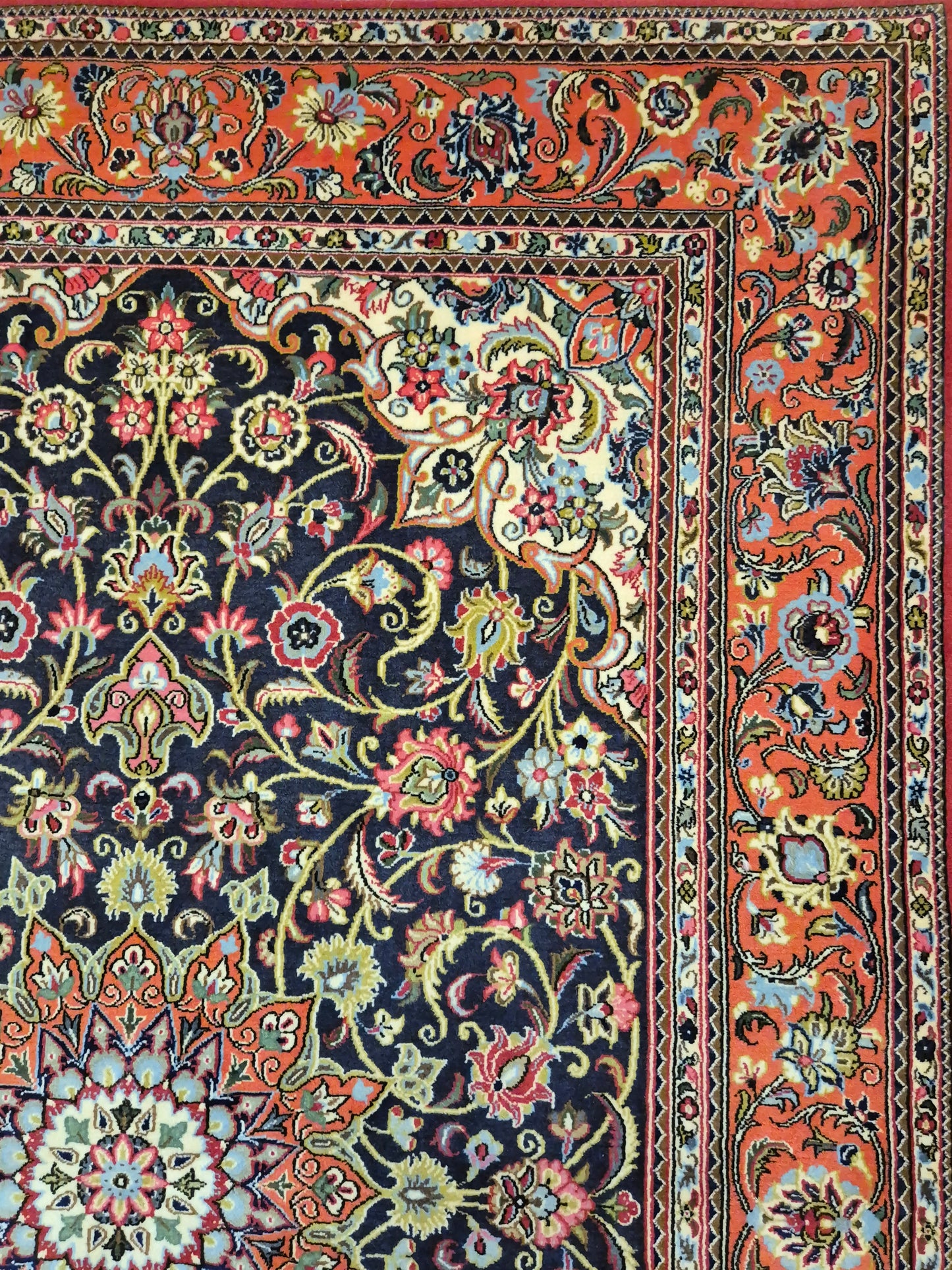 Ghom Teppich Korkwolle Medaillon feine Blumenornamente