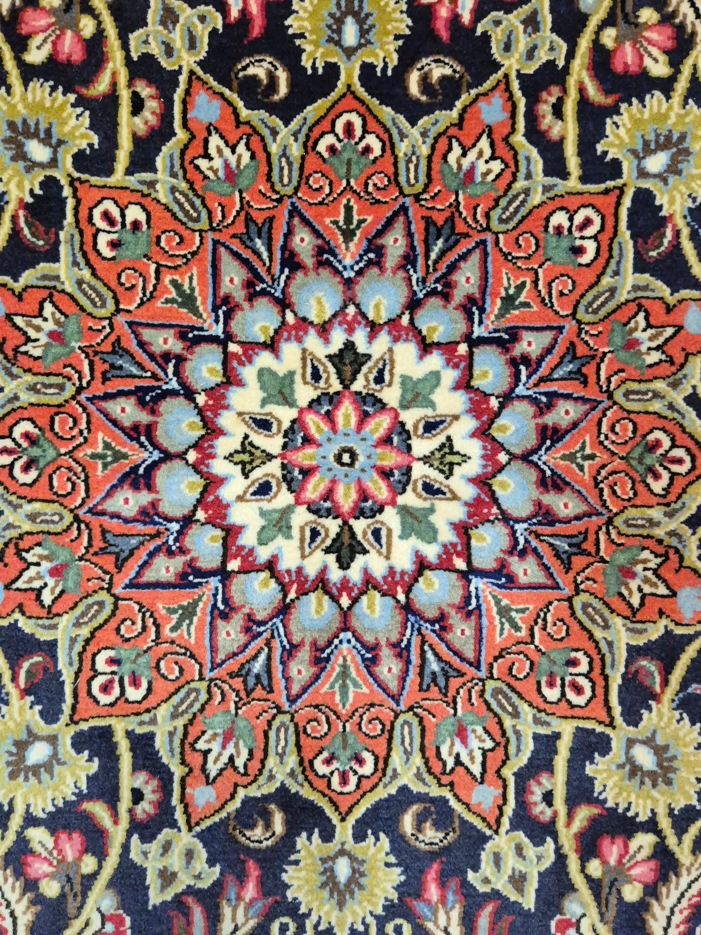 Ghom Teppich Korkwolle Medaillon feine Blumenornamente