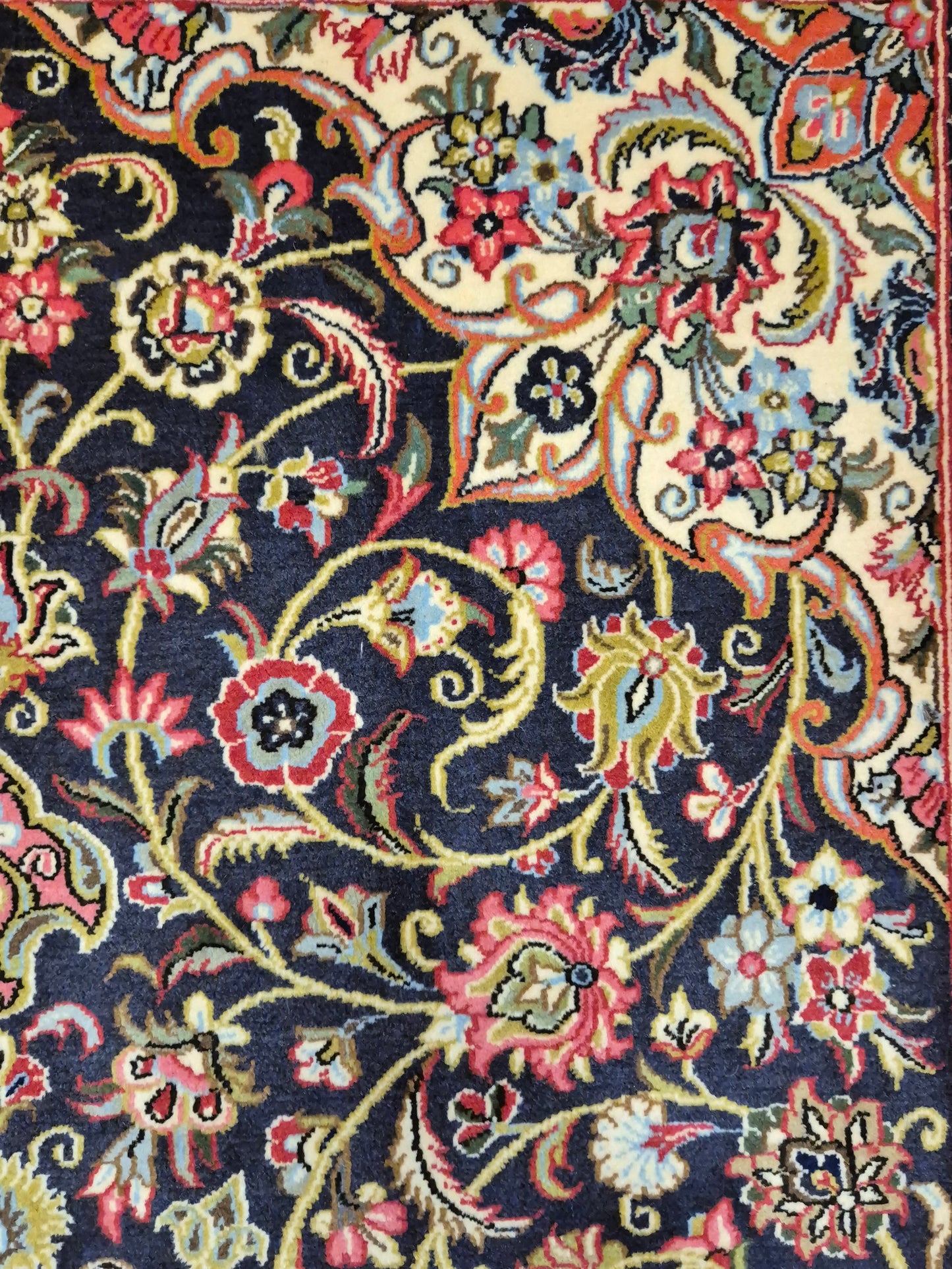 Ghom Teppich Korkwolle Medaillon feine Blumenornamente