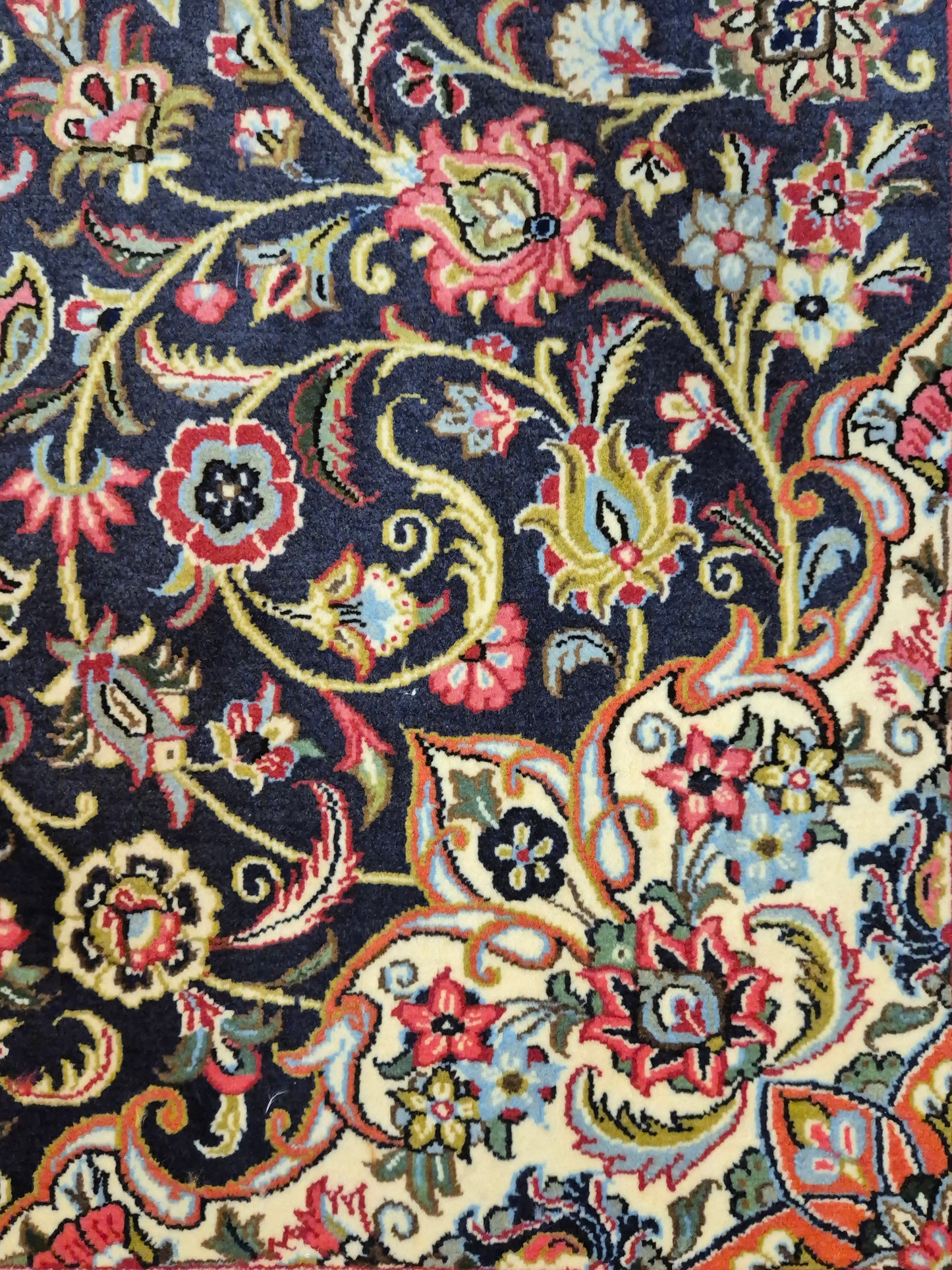 Ghom Teppich Korkwolle Medaillon feine Blumenornamente