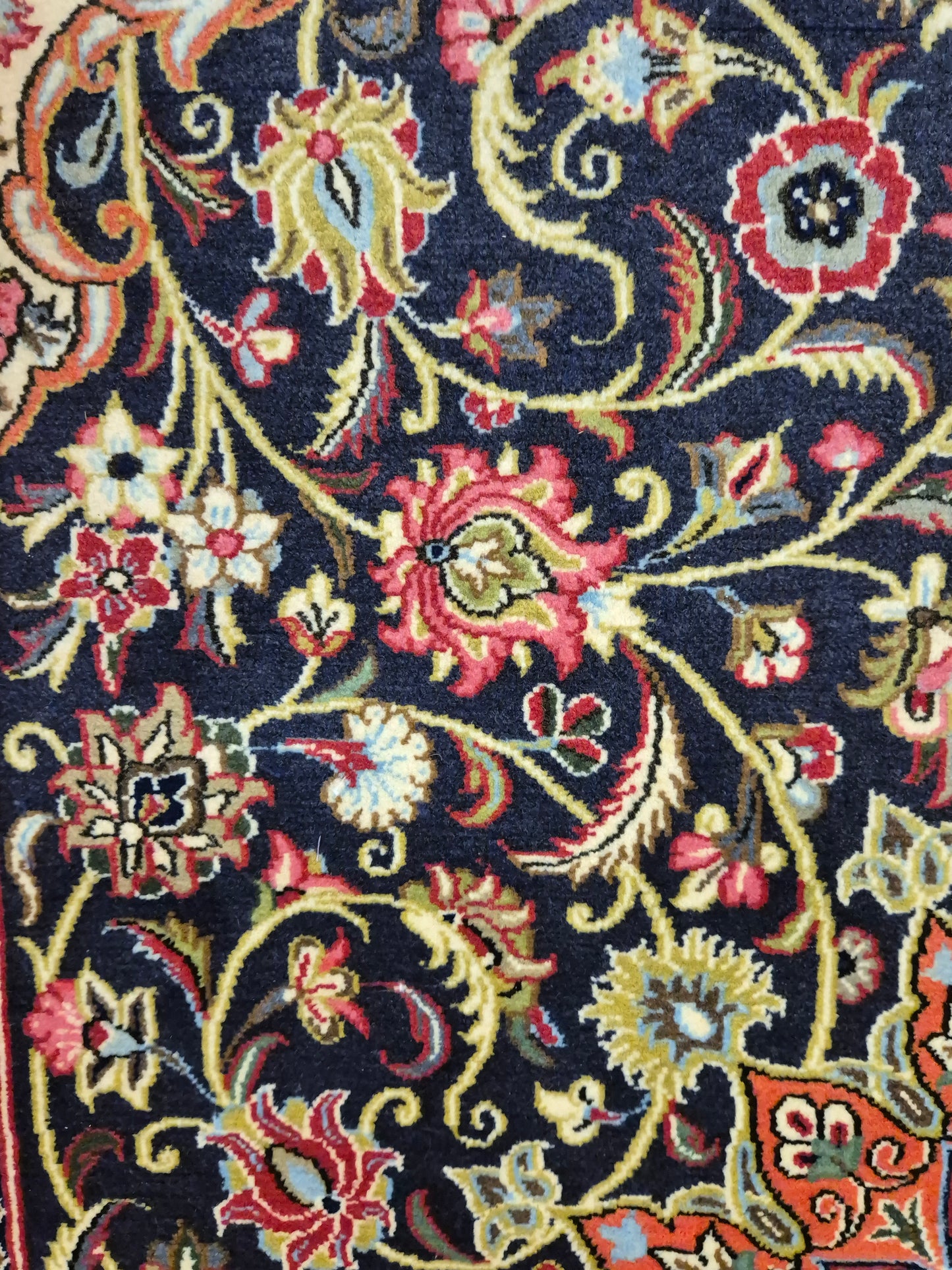 Ghom Teppich Korkwolle Medaillon feine Blumenornamente