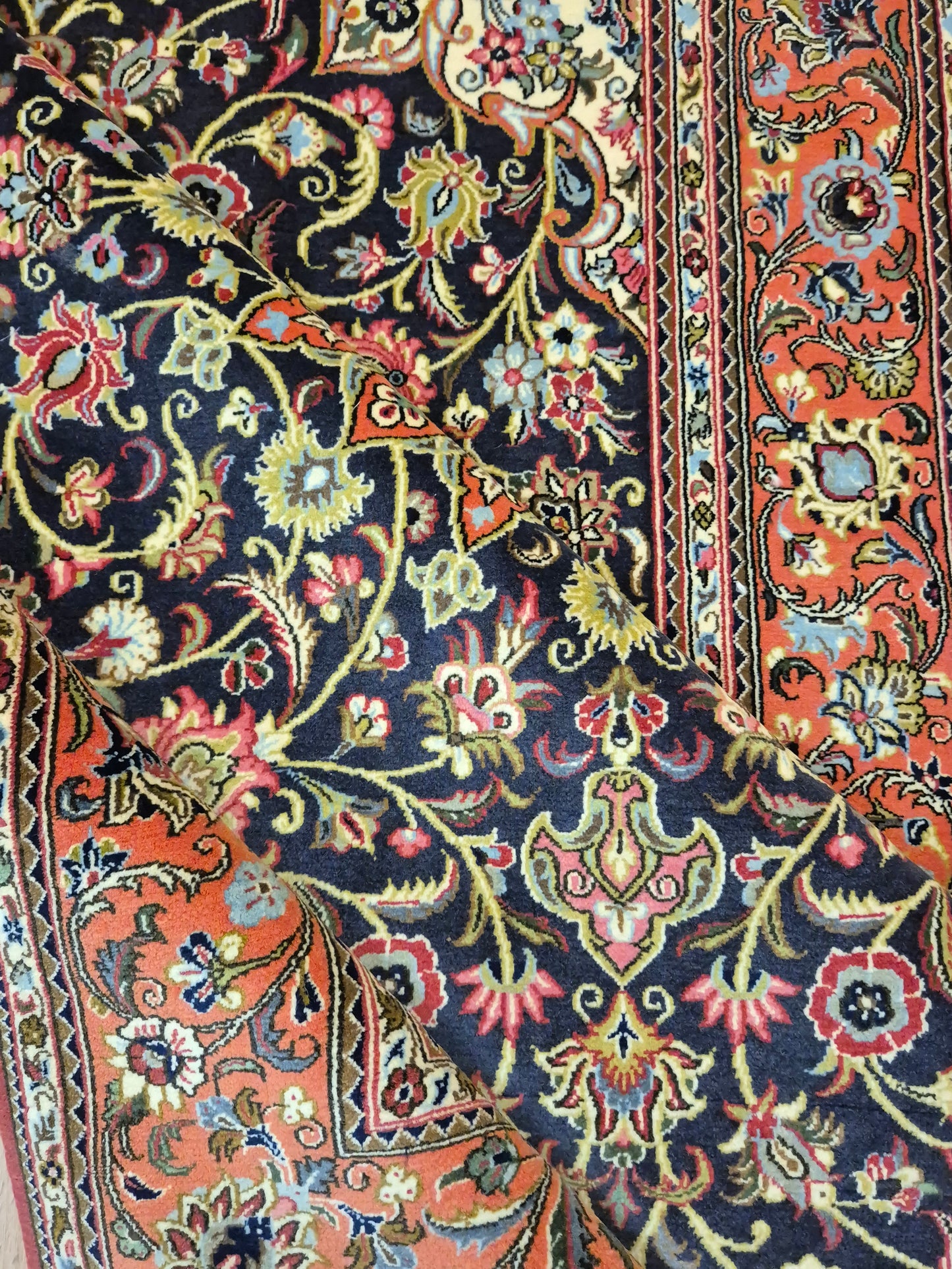 Ghom Teppich Korkwolle Medaillon feine Blumenornamente