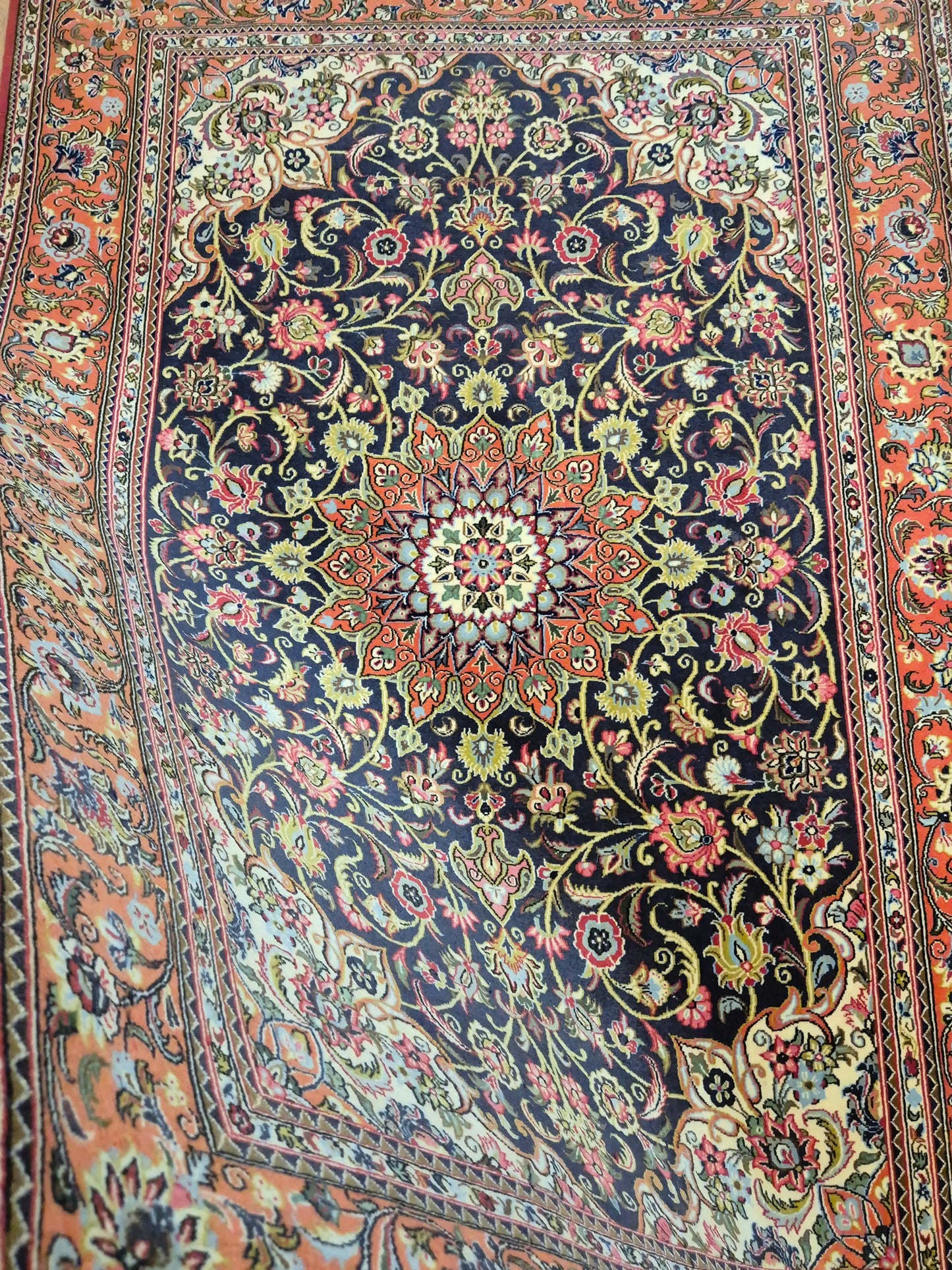 Ghom Teppich Korkwolle Medaillon feine Blumenornamente