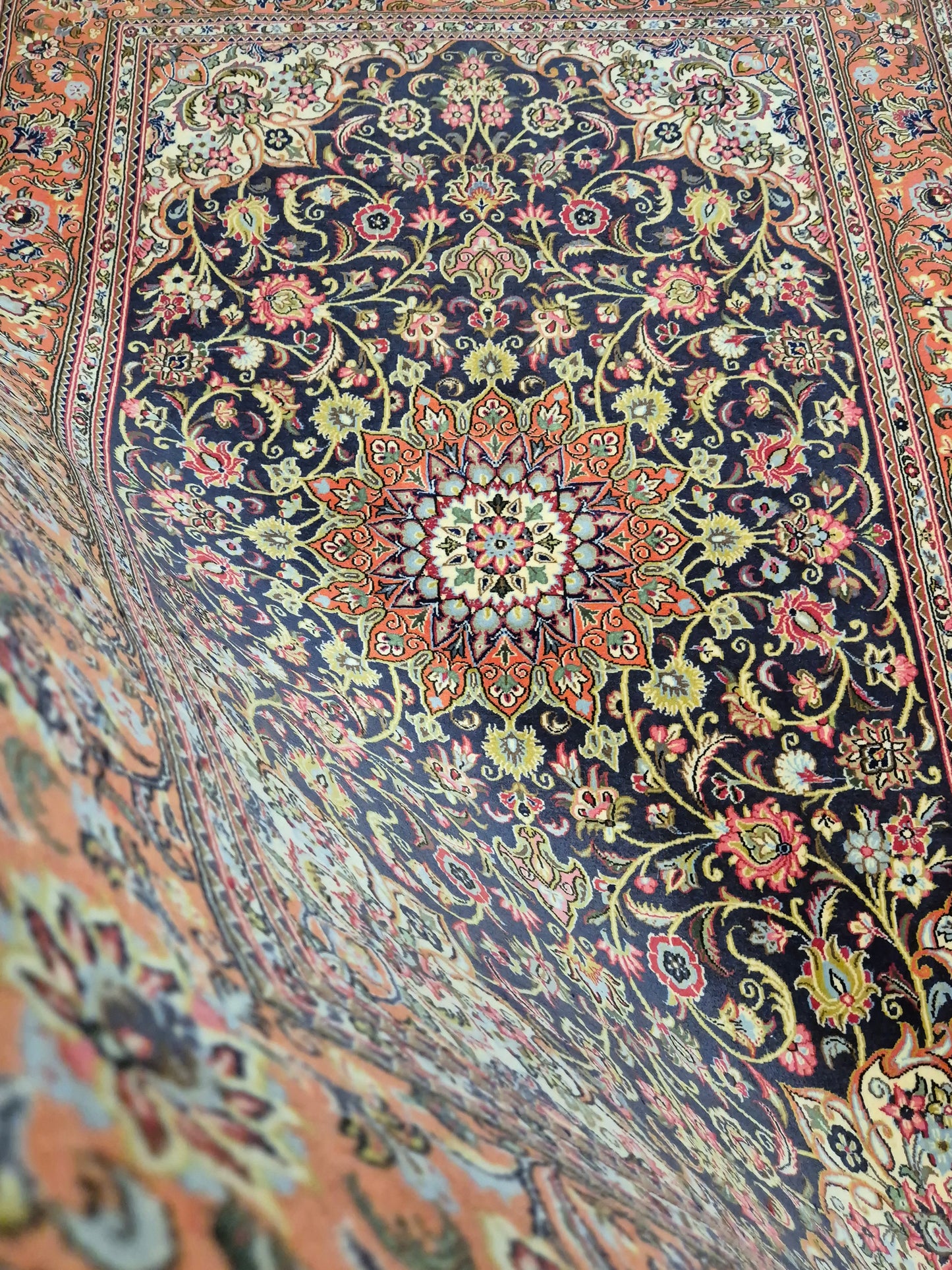 Ghom Teppich Korkwolle Medaillon feine Blumenornamente