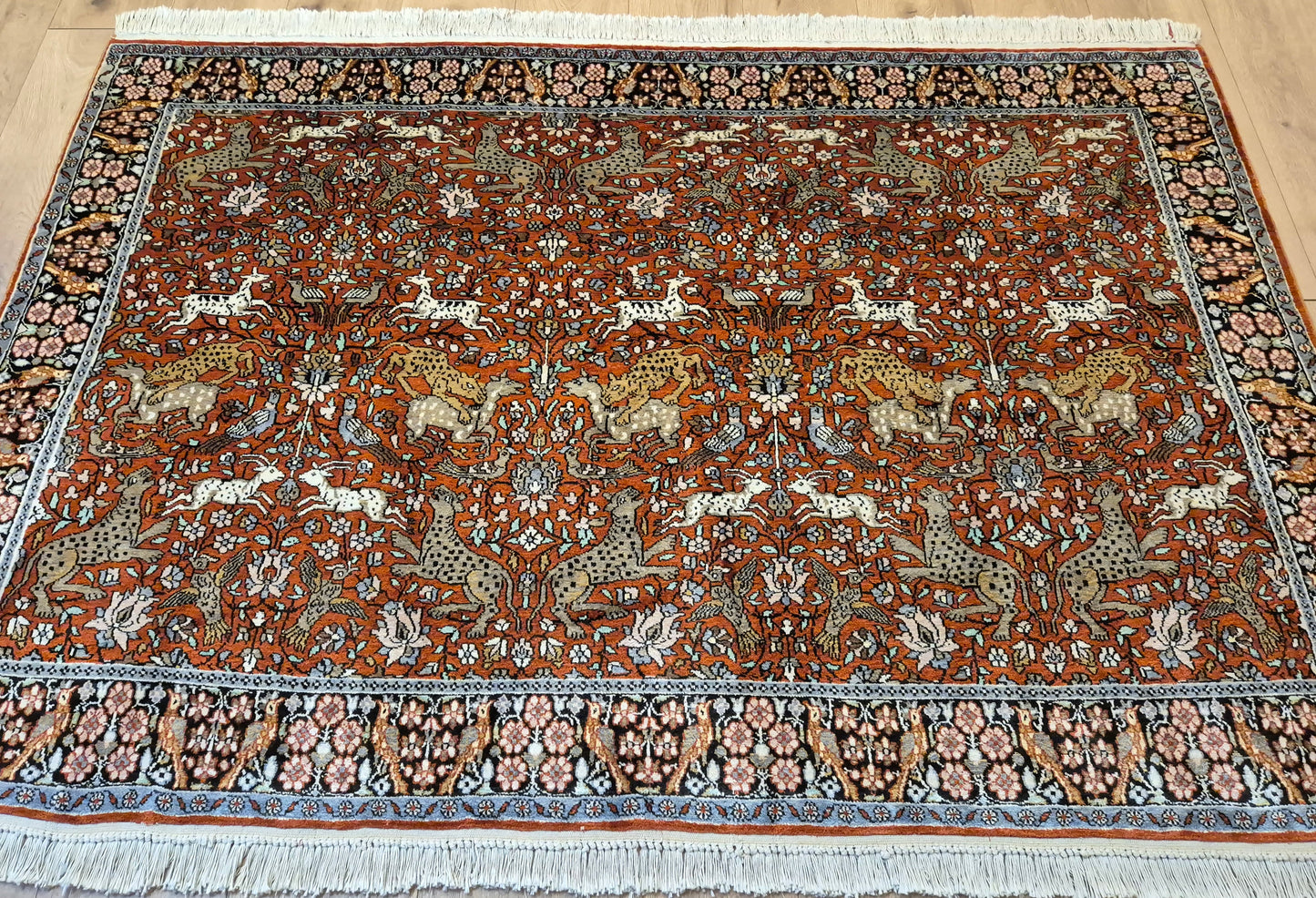 Kashmir Ghom Teppich Naturseide Tiermotiv feine Knüpfung