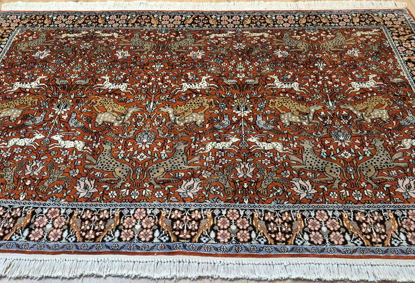 Kashmir Ghom Teppich Naturseide Tiermotiv feine Knüpfung