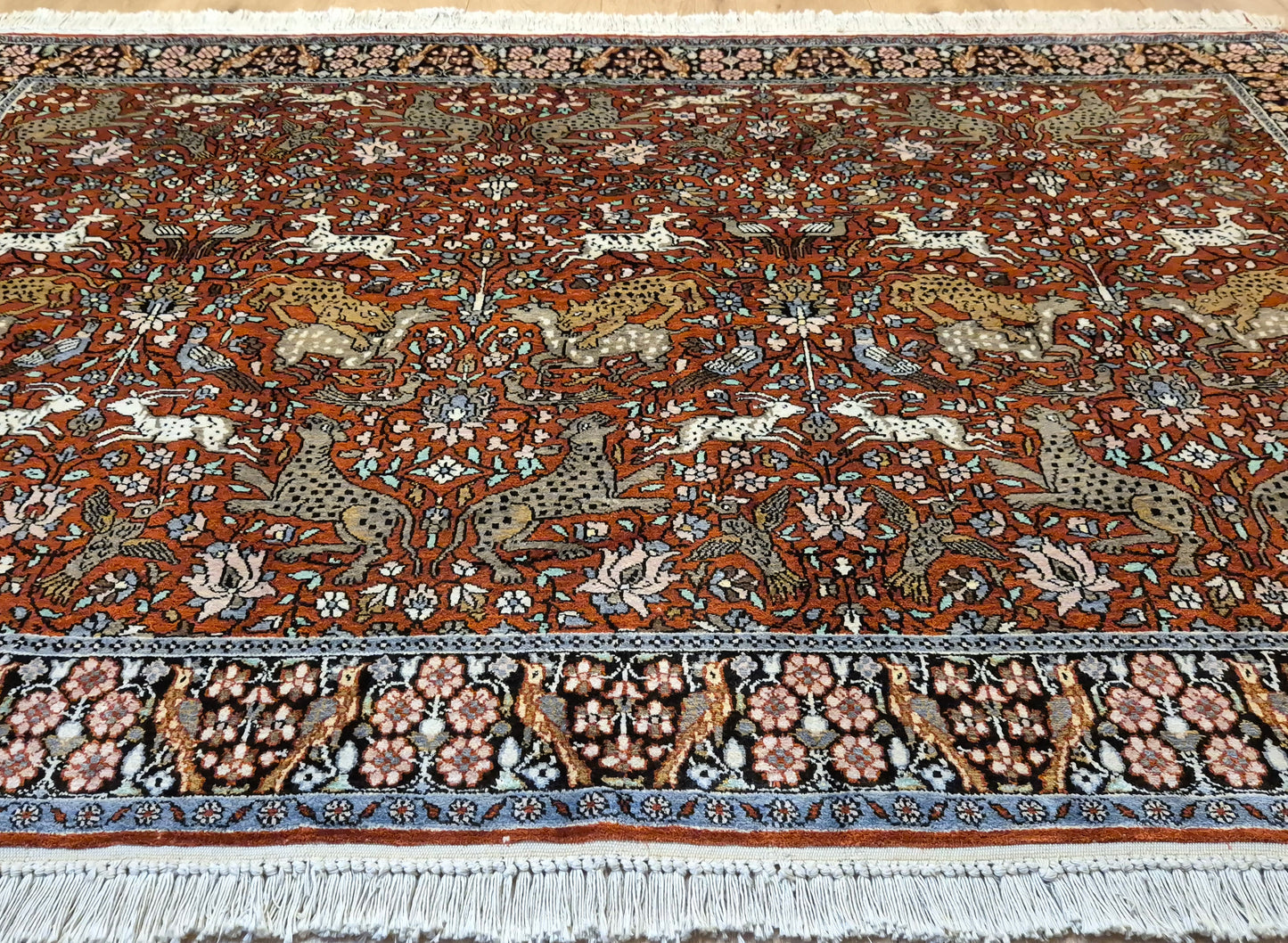 Kashmir Ghom Teppich Naturseide Tiermotiv feine Knüpfung