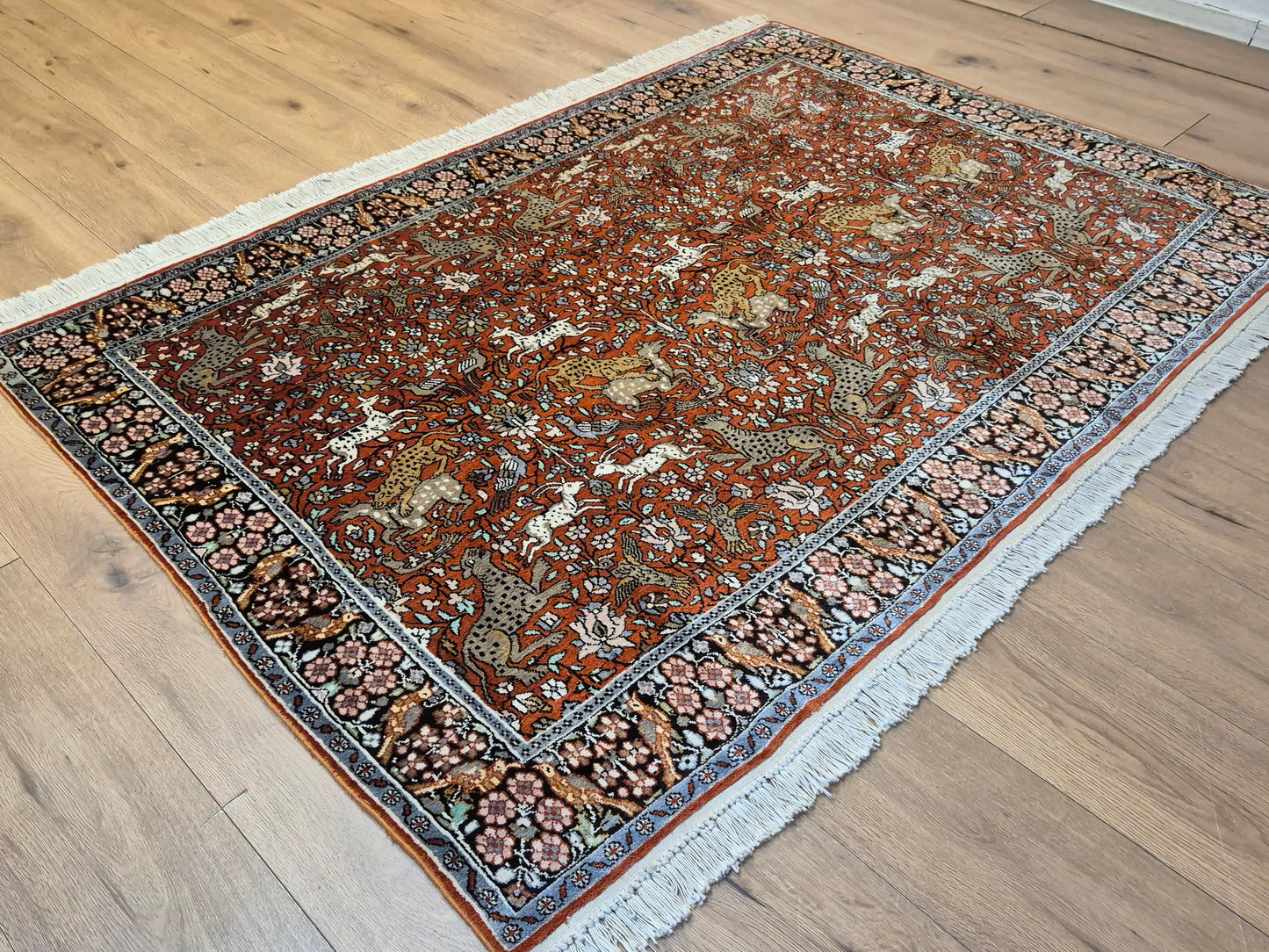 Kashmir Ghom Teppich Naturseide Tiermotiv feine Knüpfung