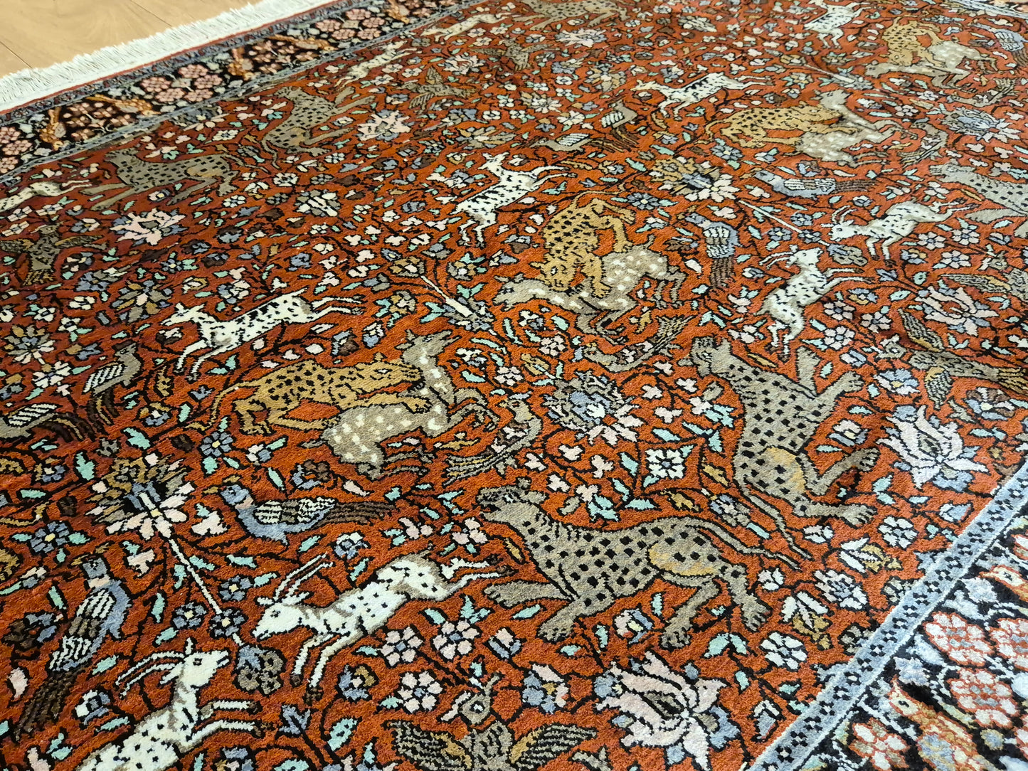 Kashmir Ghom Teppich Naturseide Tiermotiv feine Knüpfung