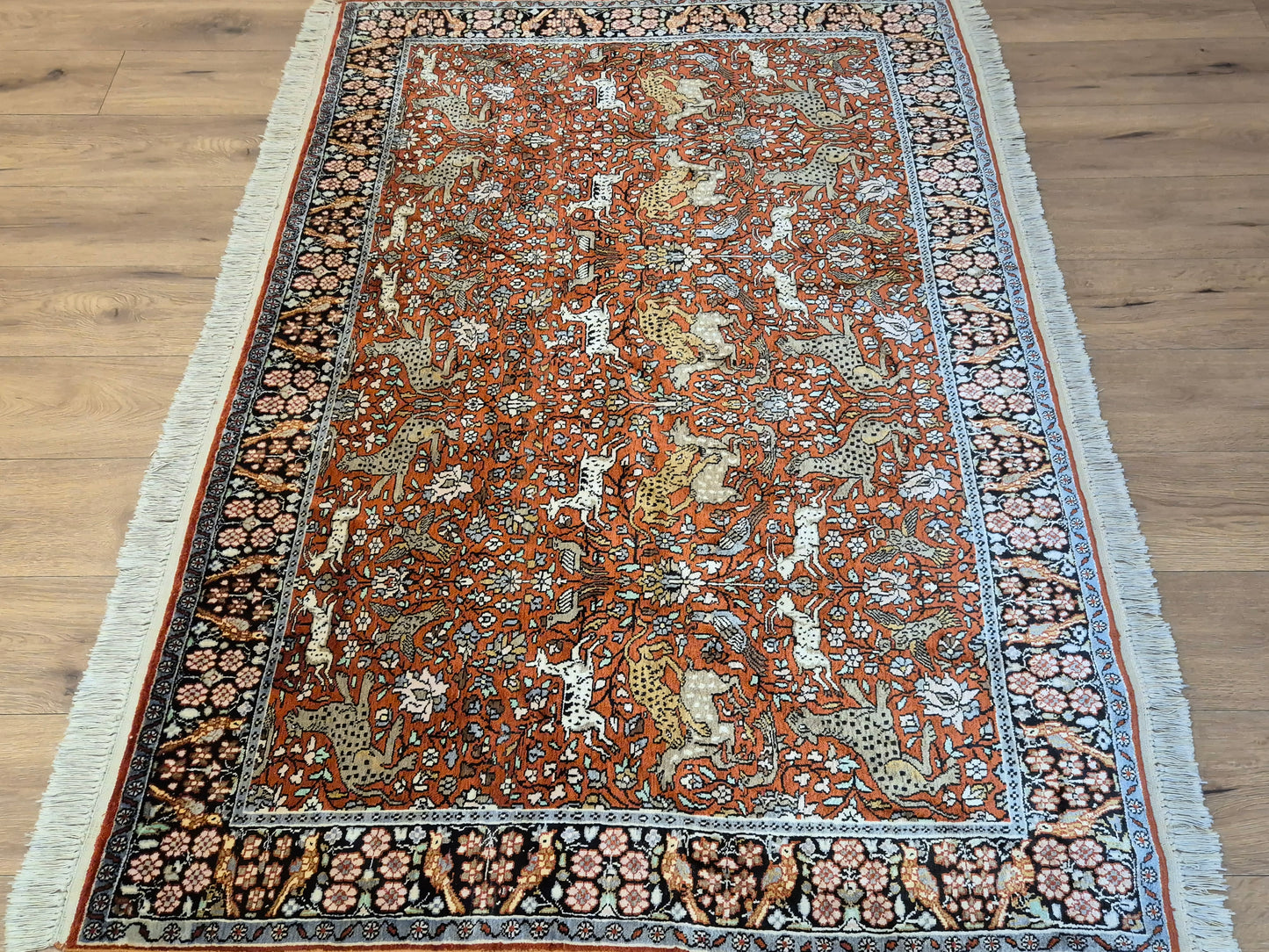 Kashmir Ghom Teppich Naturseide Tiermotiv feine Knüpfung