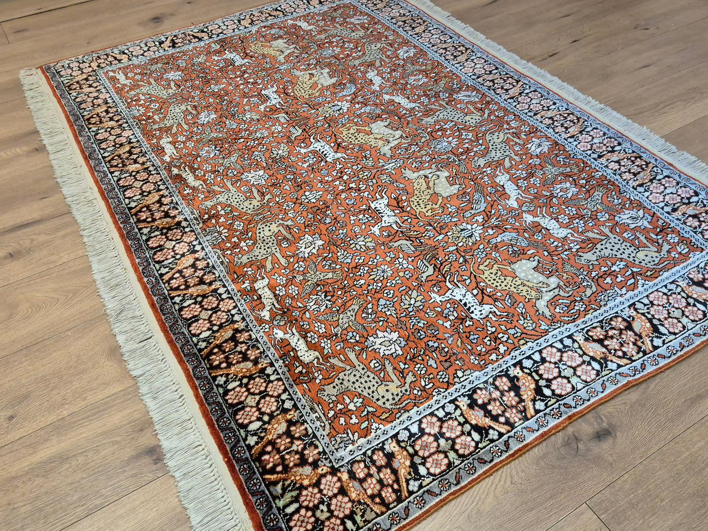 Kashmir Ghom Teppich Naturseide Tiermotiv feine Knüpfung