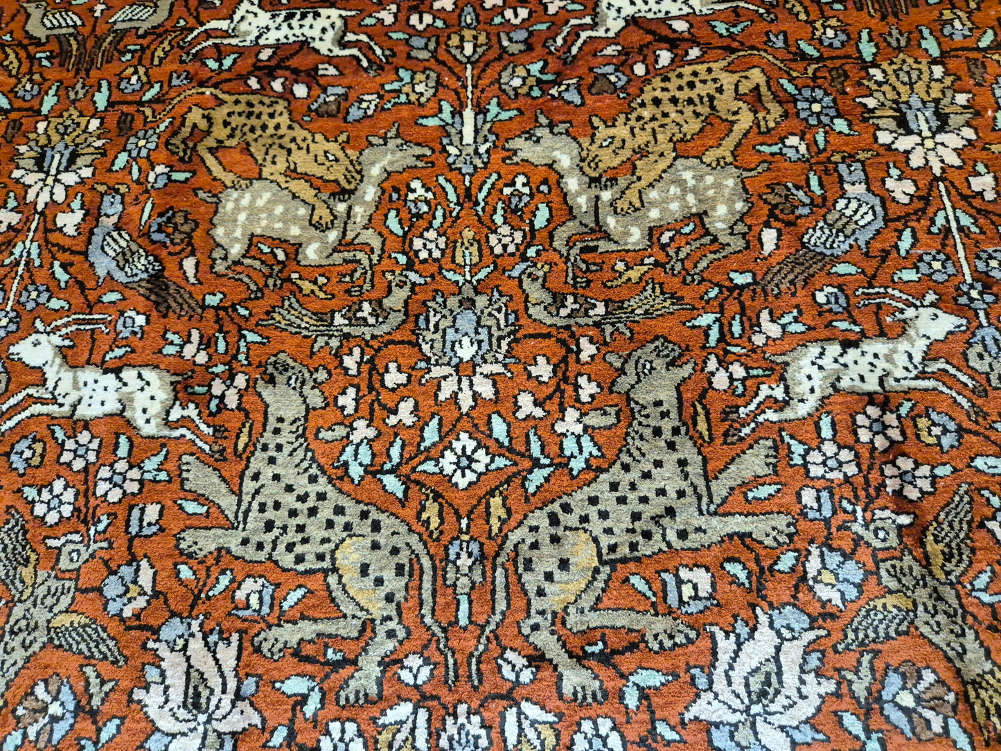 Kashmir Ghom Teppich Naturseide Tiermotiv feine Knüpfung