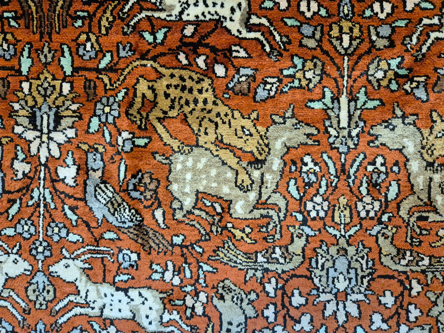 Kashmir Ghom Teppich Naturseide Tiermotiv feine Knüpfung