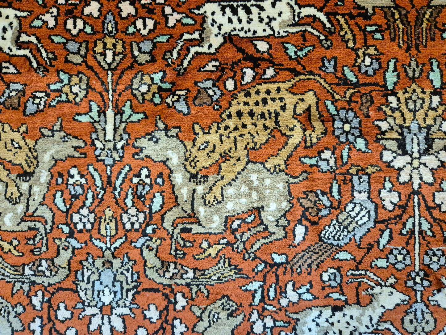 Kashmir Ghom Teppich Naturseide Tiermotiv feine Knüpfung