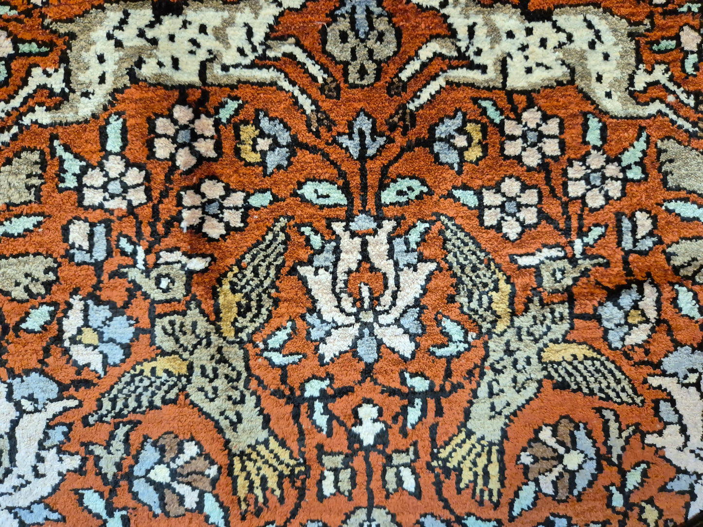 Kashmir Ghom Teppich Naturseide Tiermotiv feine Knüpfung