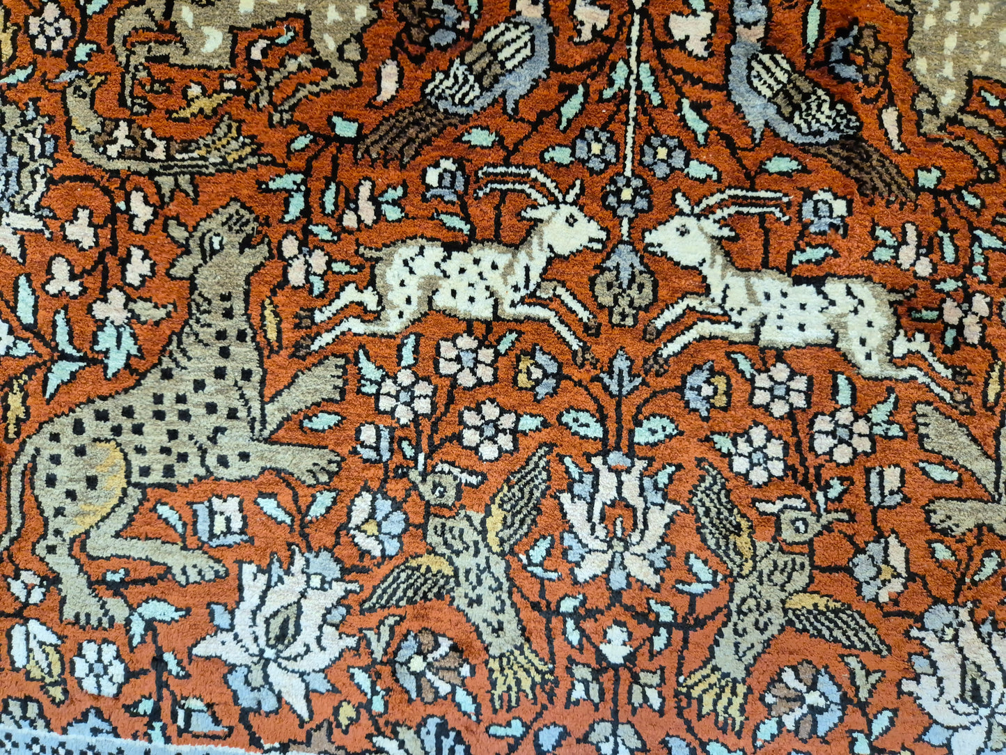 Kashmir Ghom Teppich Naturseide Tiermotiv feine Knüpfung