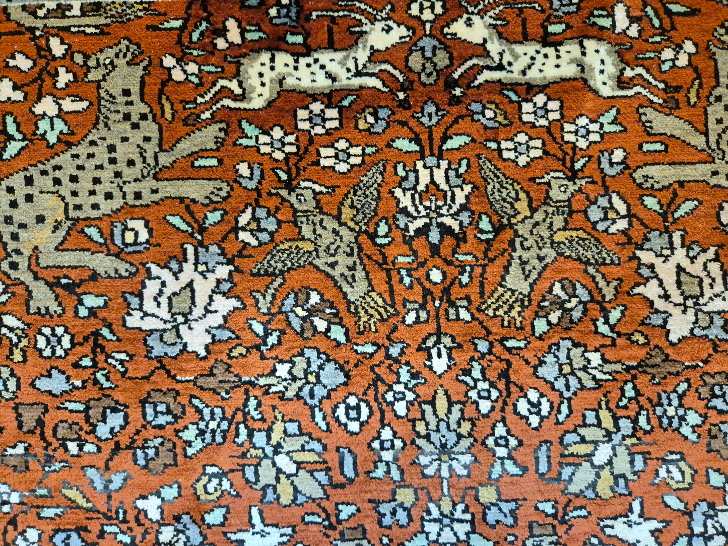 Kashmir Ghom Teppich Naturseide Tiermotiv feine Knüpfung