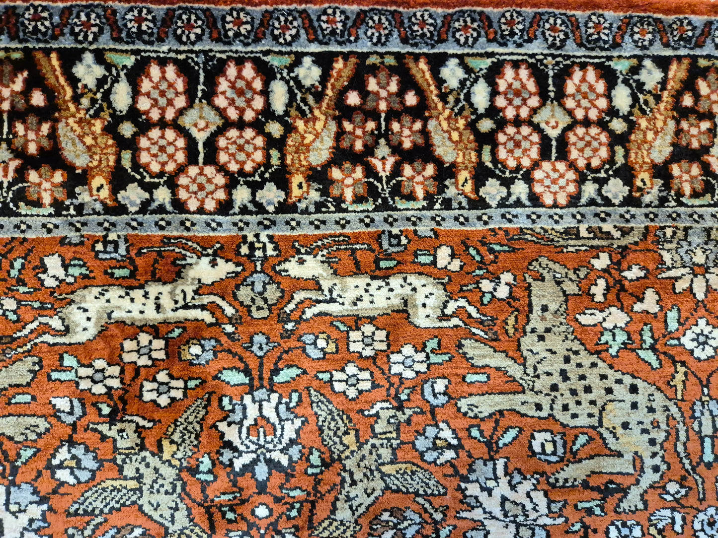 Kashmir Ghom Teppich Naturseide Tiermotiv feine Knüpfung