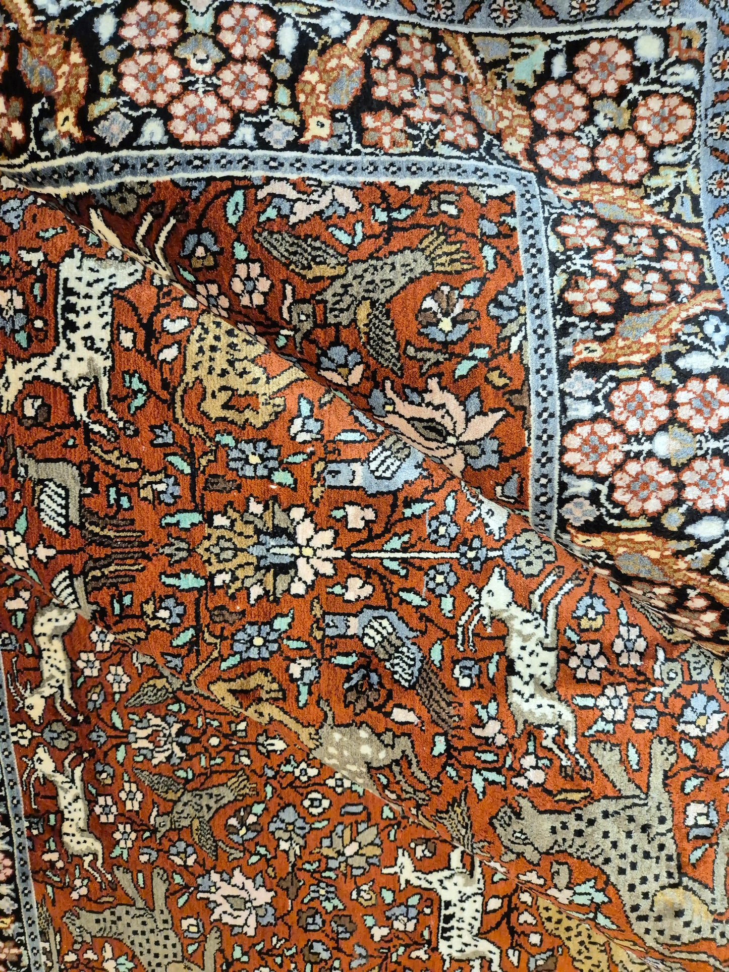 Kashmir Ghom Teppich Naturseide Tiermotiv feine Knüpfung