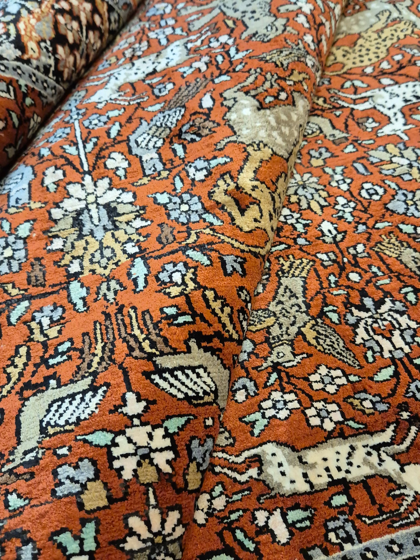 Kashmir Ghom Teppich Naturseide Tiermotiv feine Knüpfung