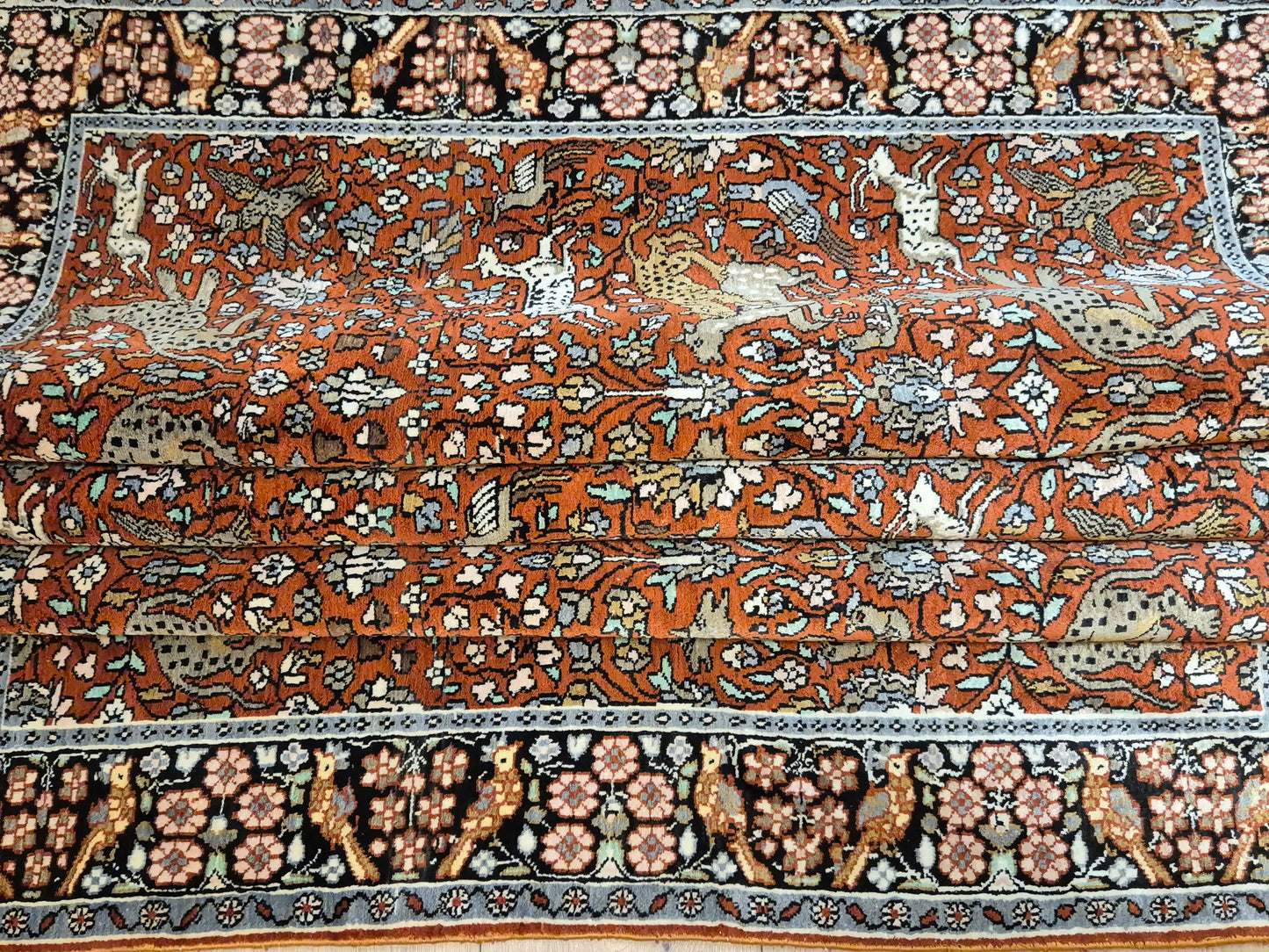 Kashmir Ghom Teppich Naturseide Tiermotiv feine Knüpfung