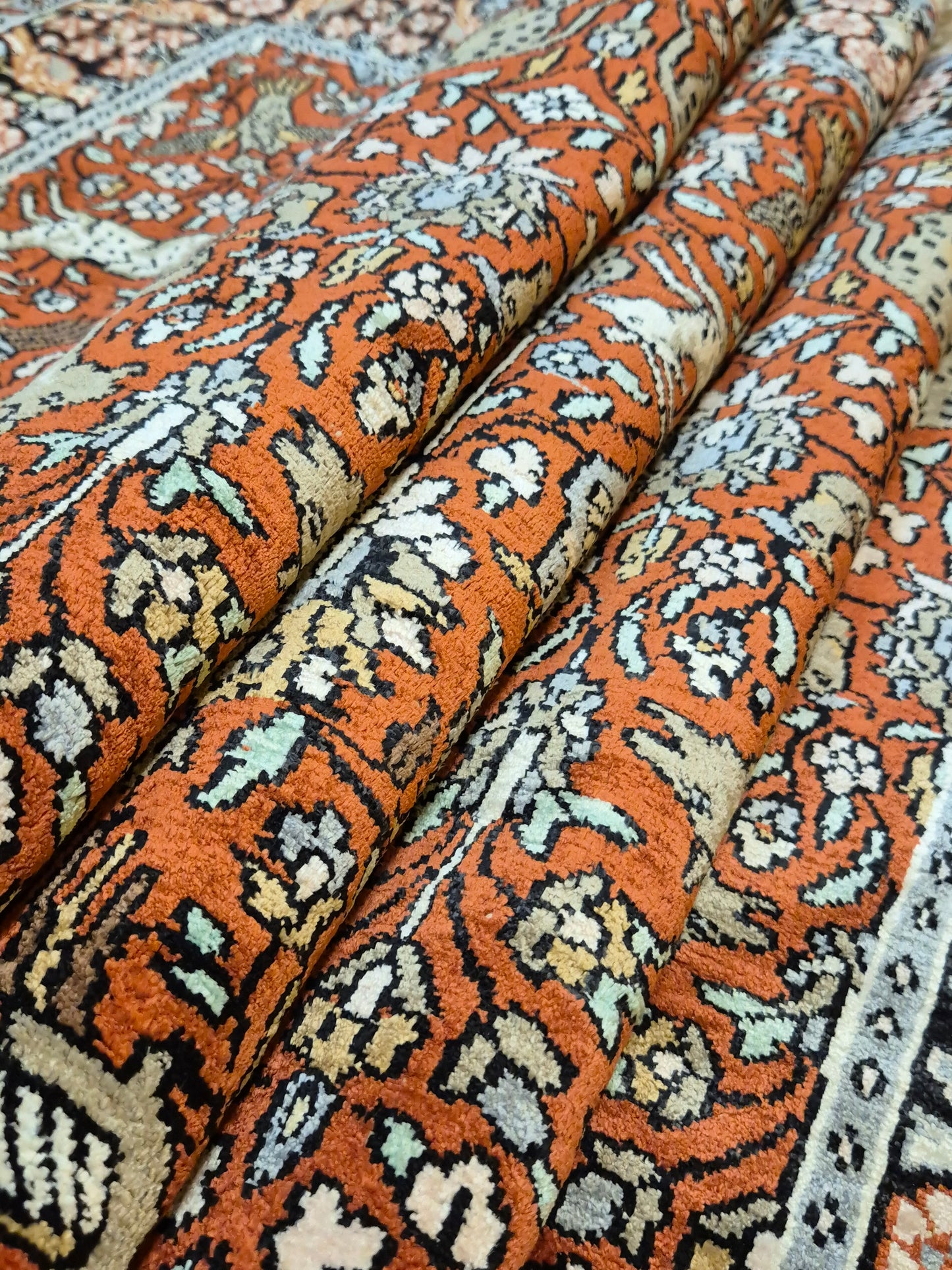 Kashmir Ghom Teppich Naturseide Tiermotiv feine Knüpfung