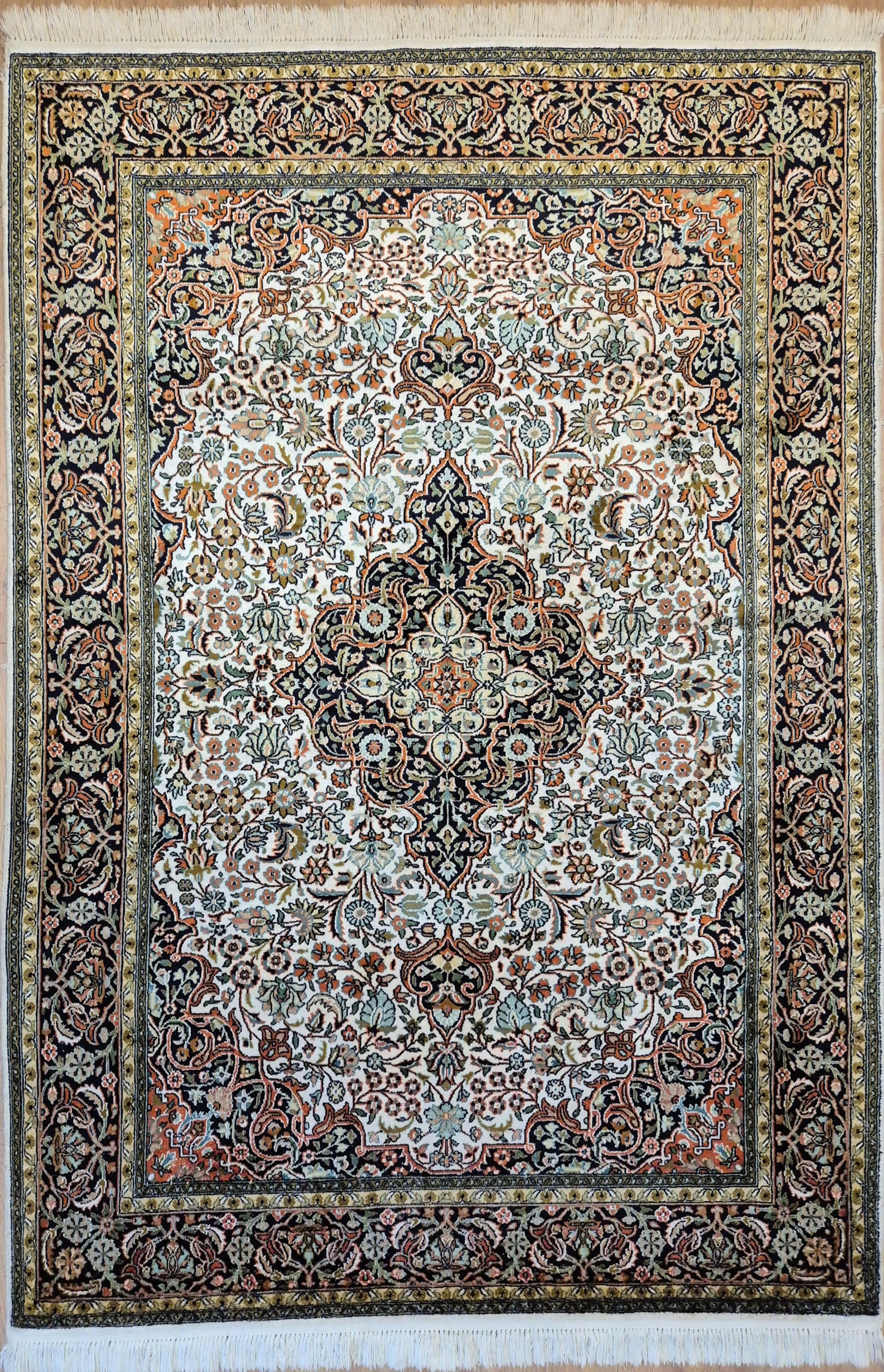 Kashmir Teppich Reine Seide Medaillon florales Design