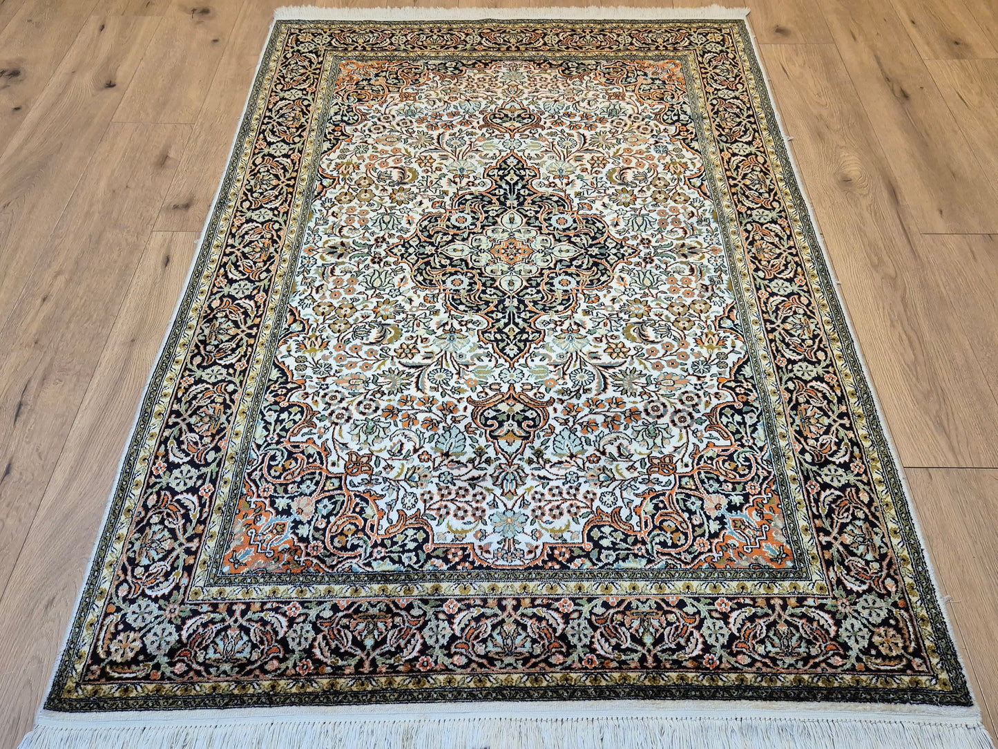 Kashmir Teppich Reine Seide Medaillon florales Design